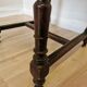 Chaise de salle à manger en cuir antique des années 1930 : base en bois sculpté, détails en métal