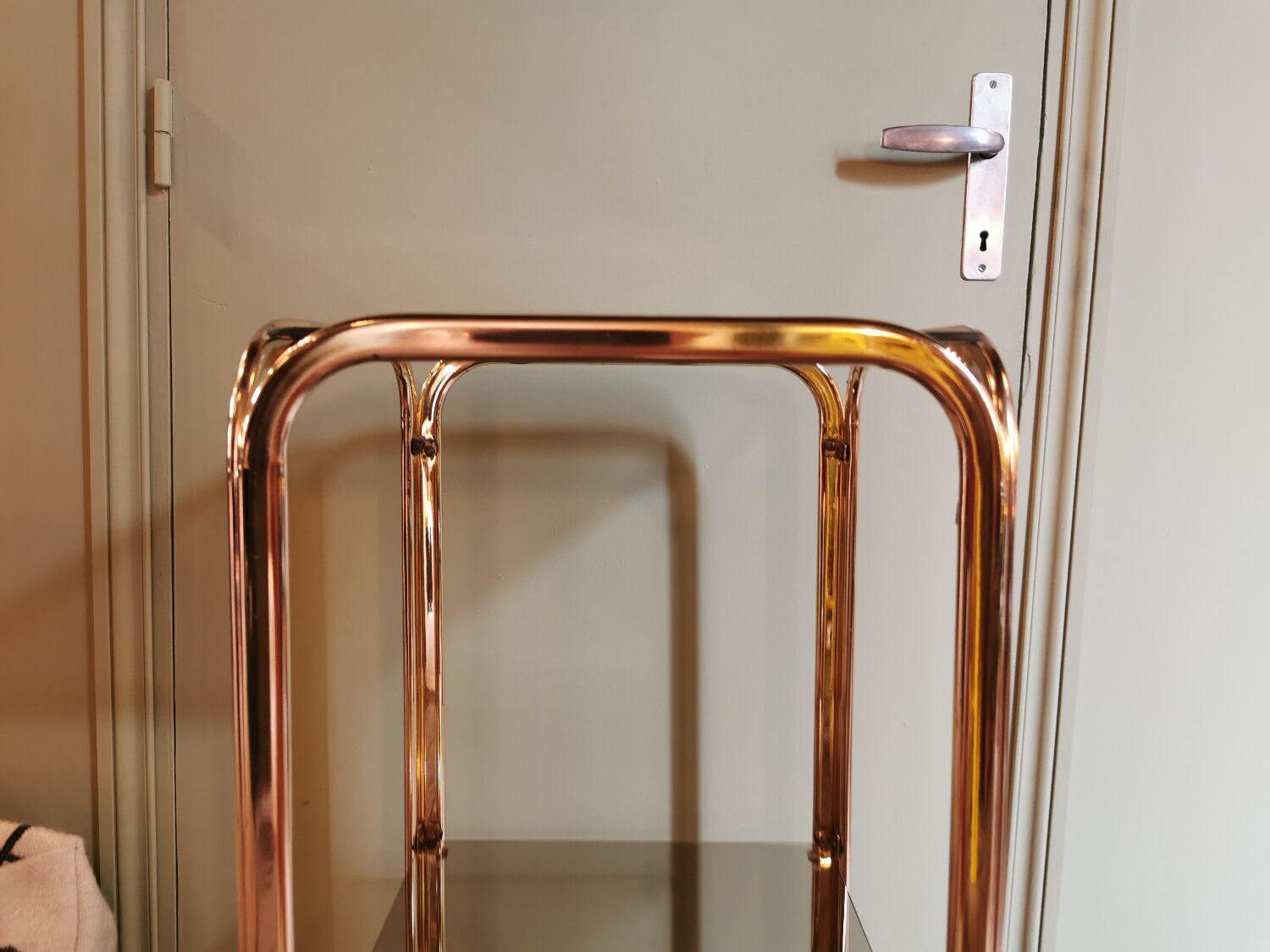 Étagère vintage métal doré et verre fumé