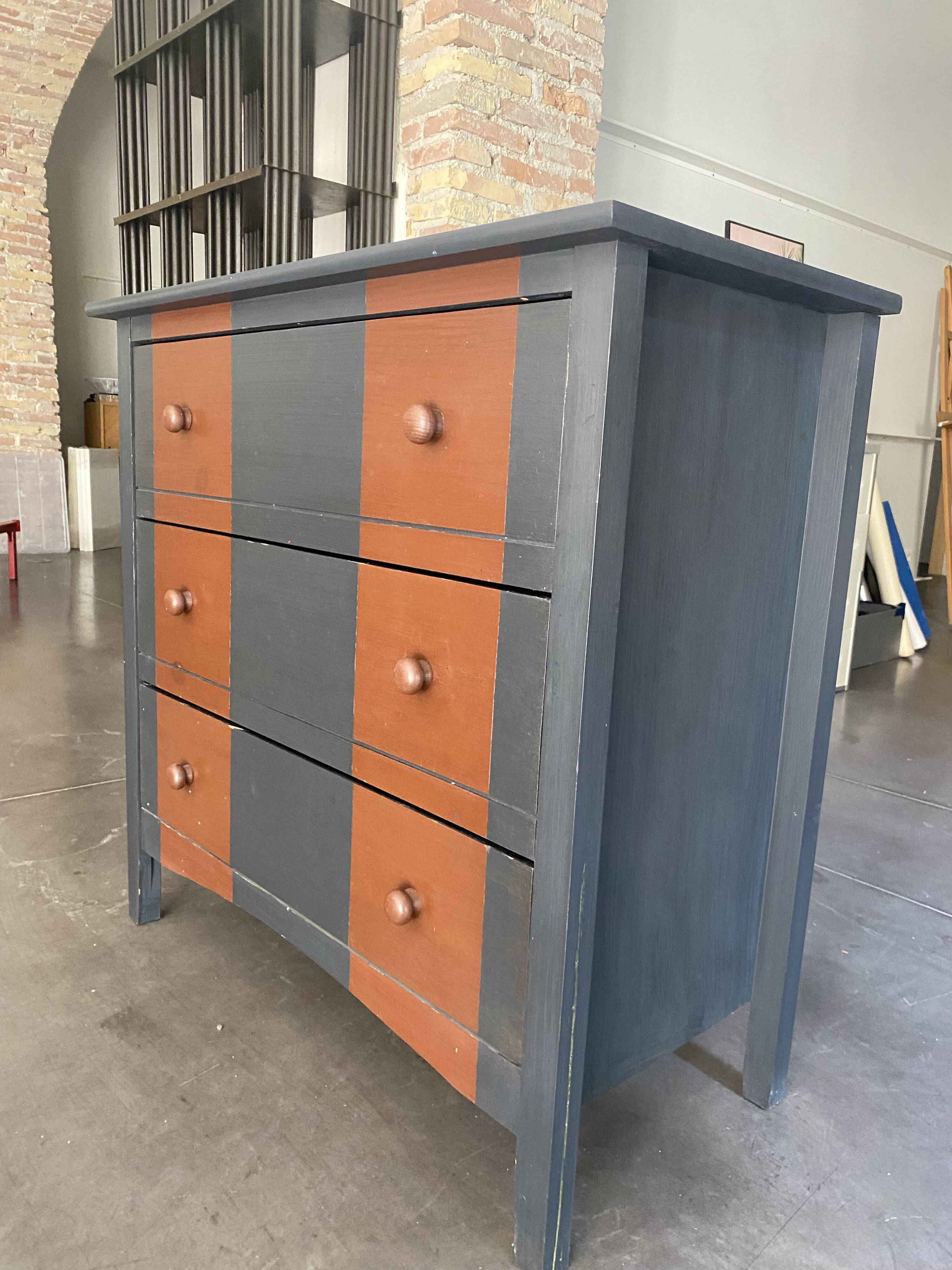 Small two-tone painted chest of drawers