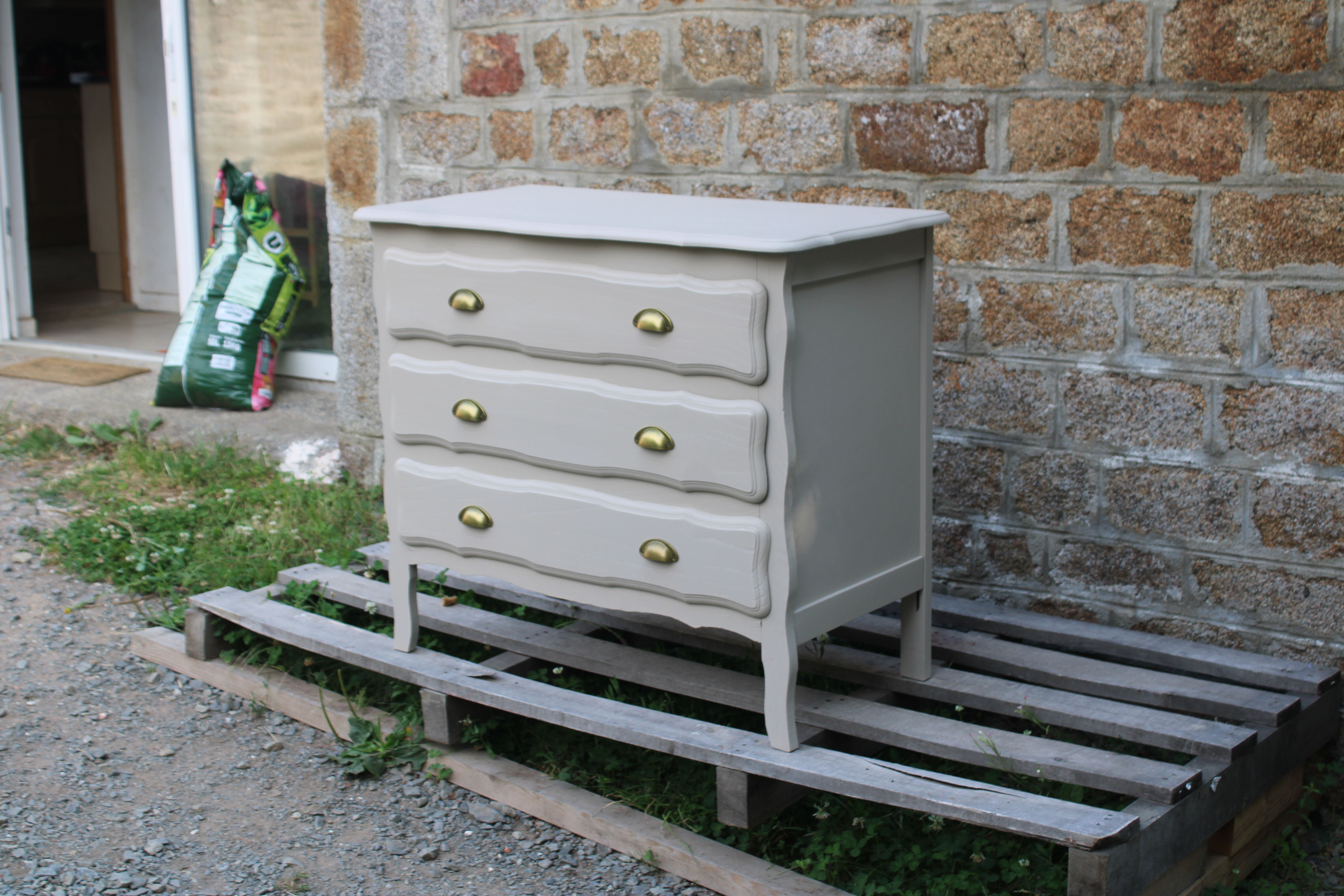 Commode vintage rénovée Greige Galuchat – Style campagne chic