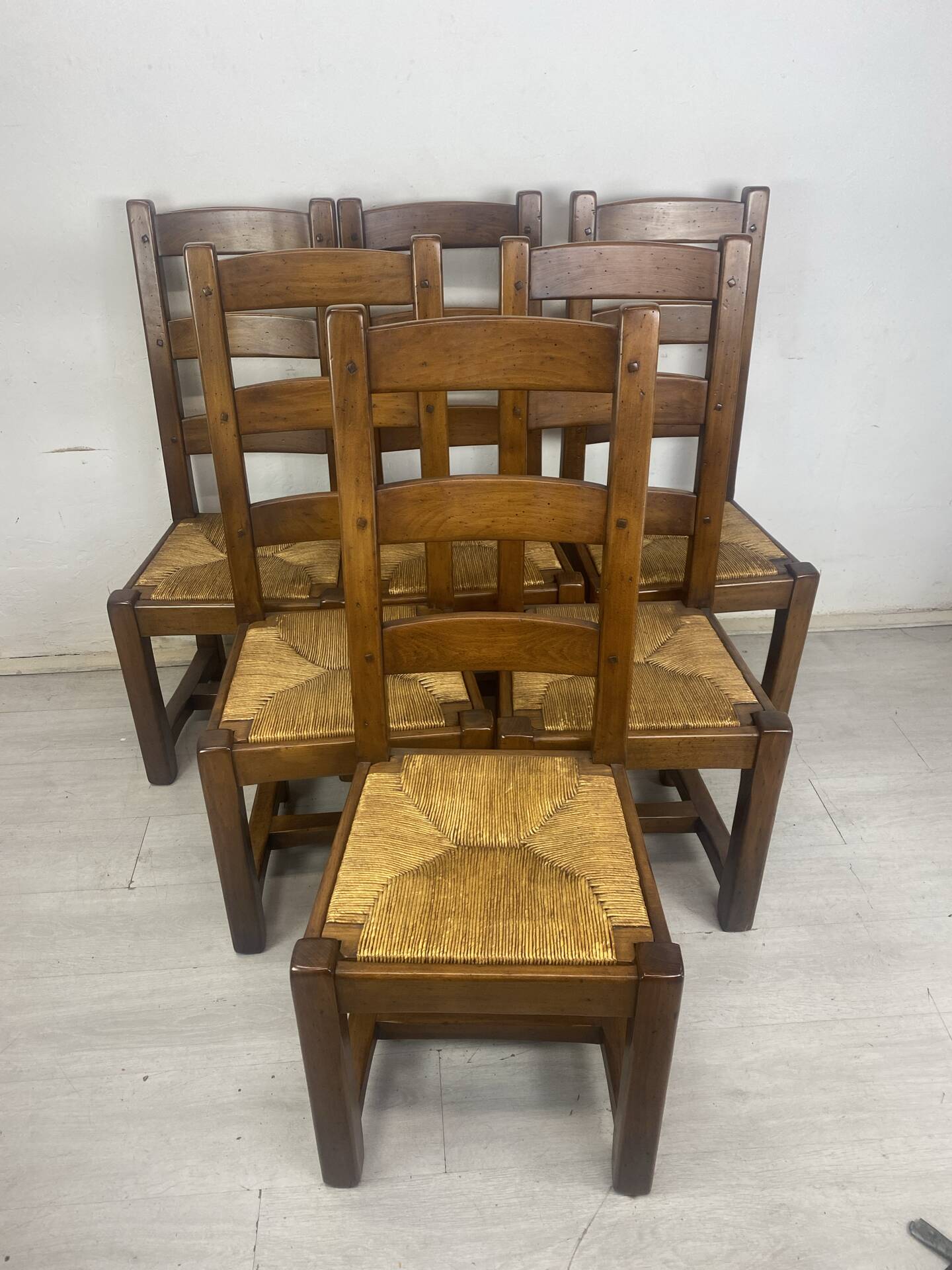 Chaises brutaliste 