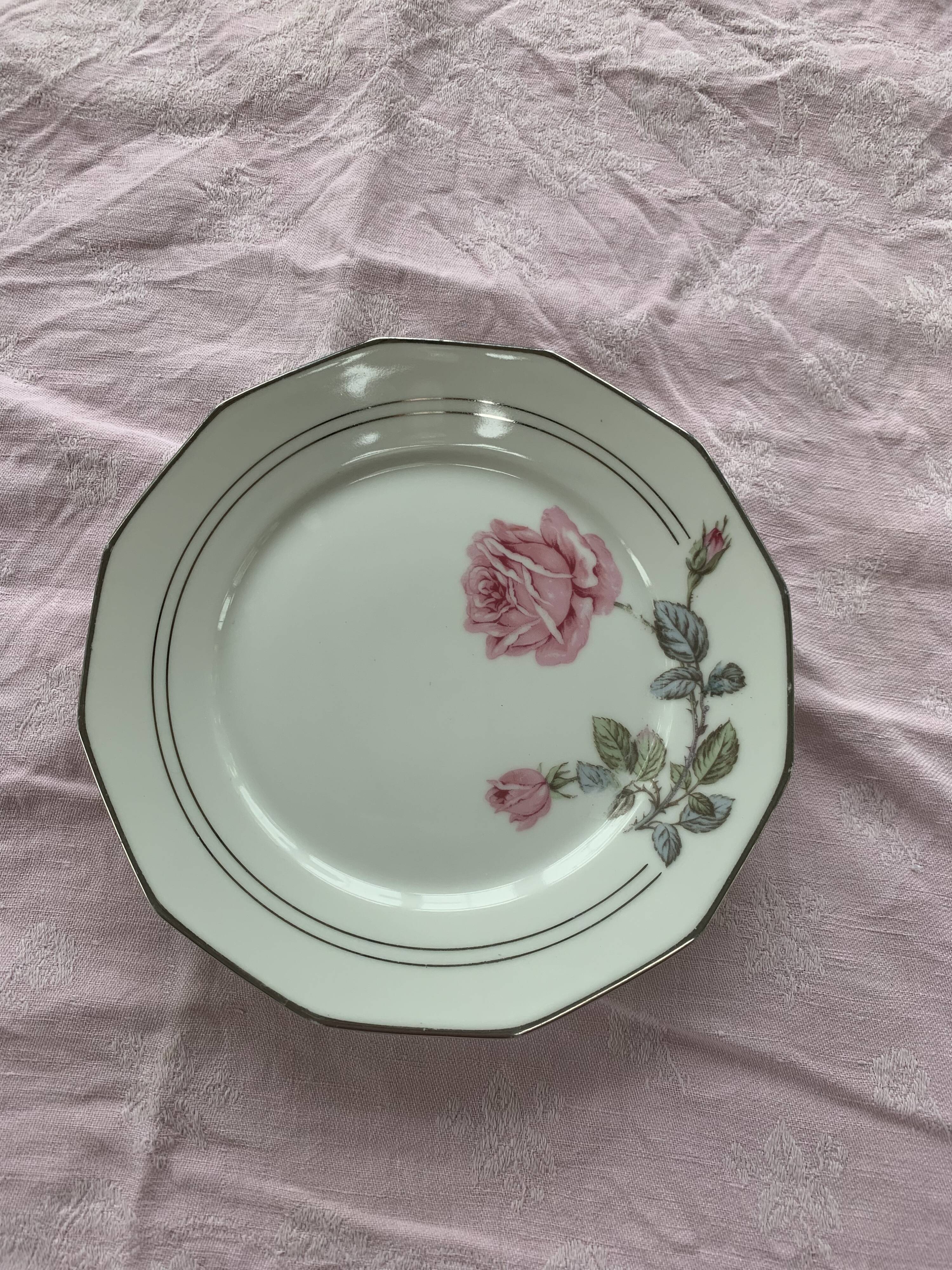 6 dessert plates in white porcelain with art deco rose pattern
