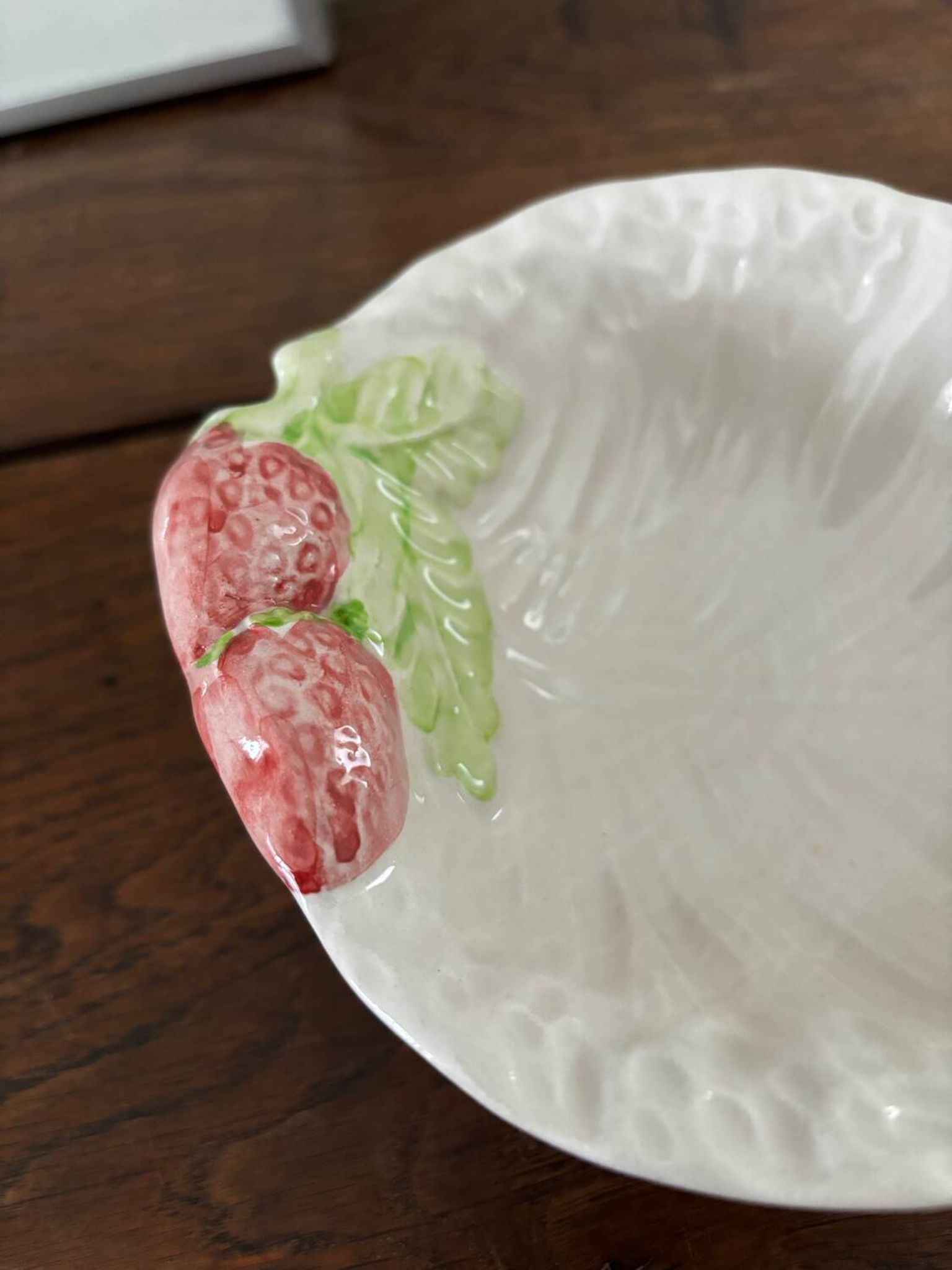 Vintage hollow dish and its 6 strawberry slip bowls