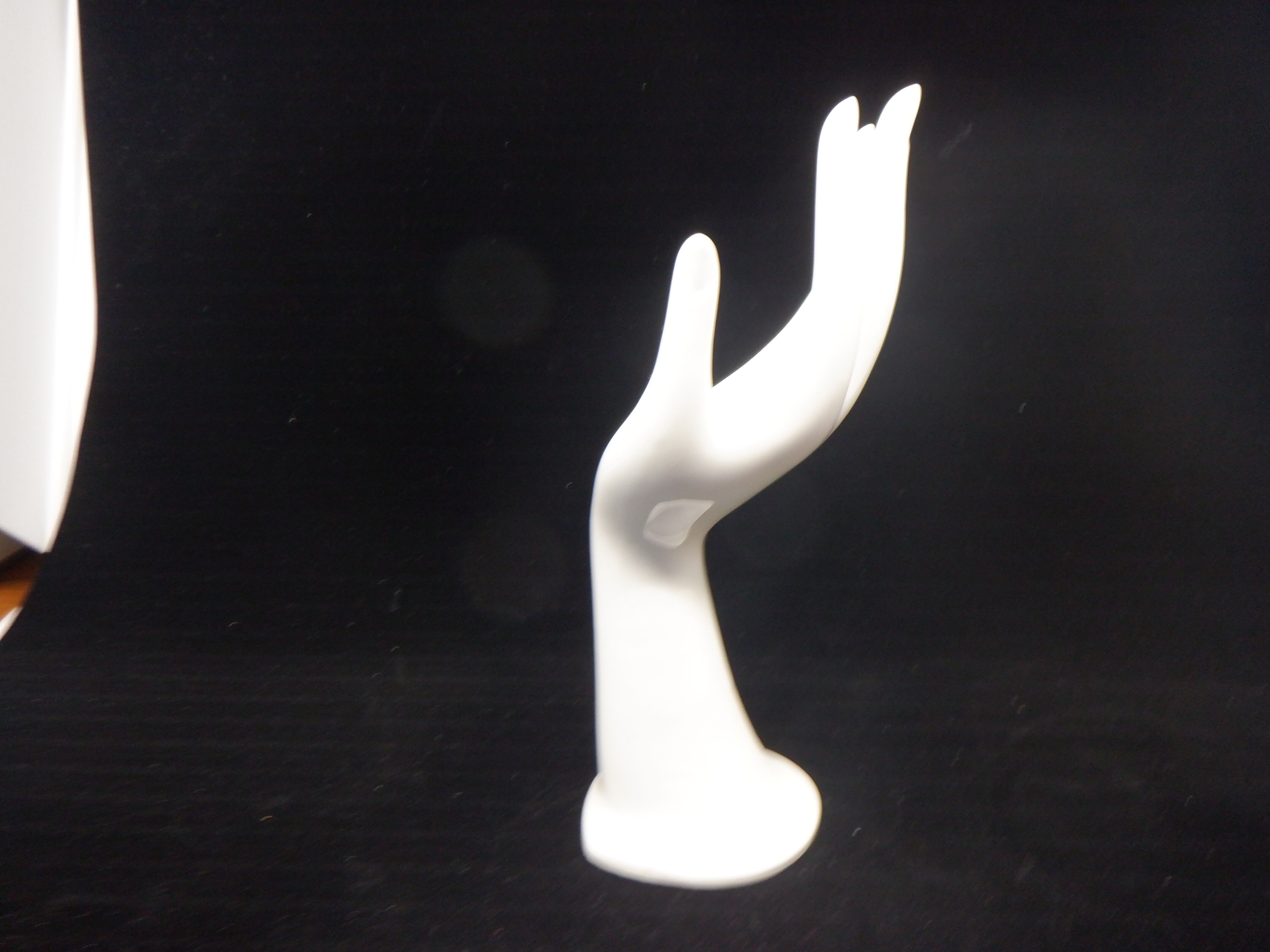 Hand soliflore in white ceramic