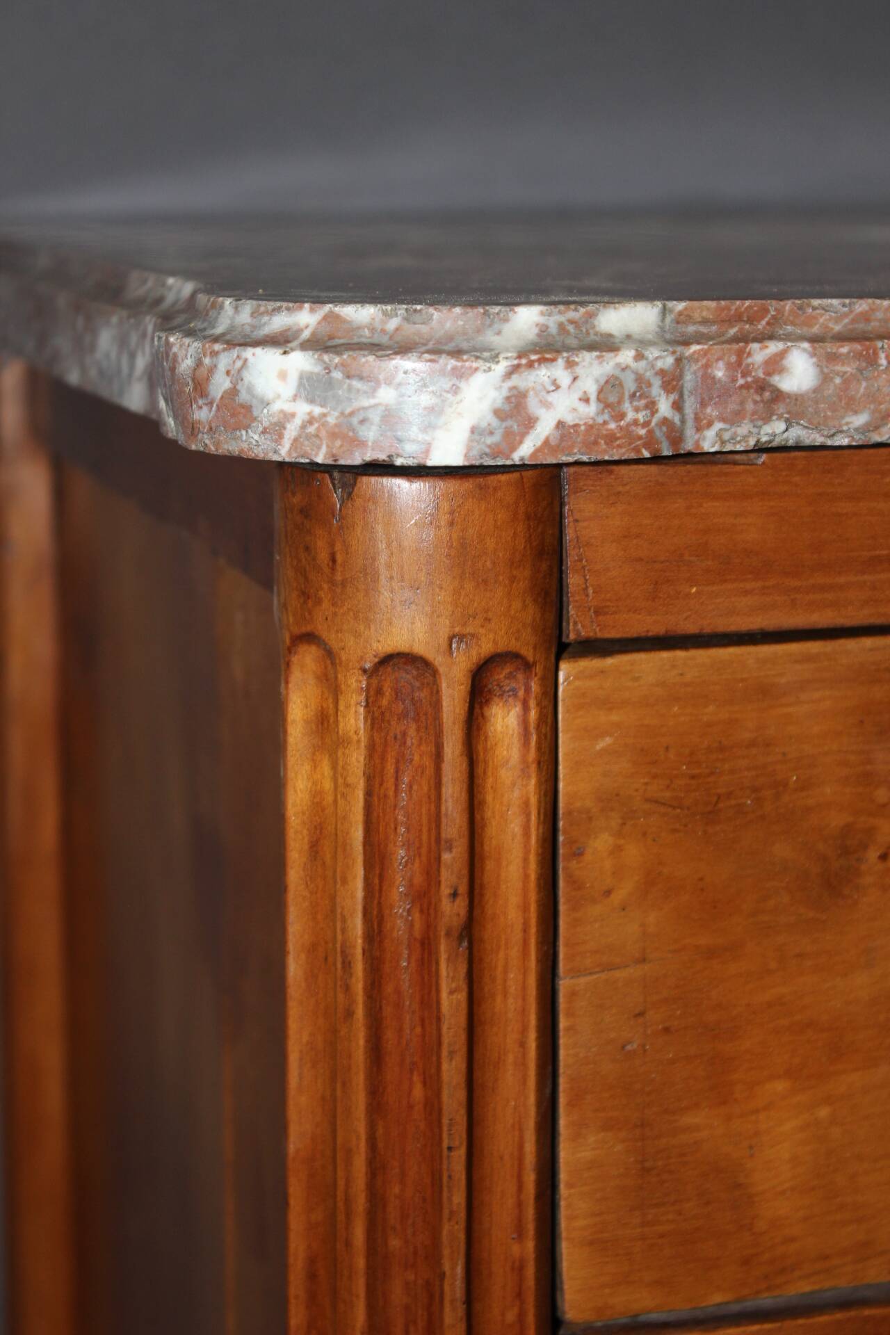 Louis XVI commode in cherry wood, 18th century.