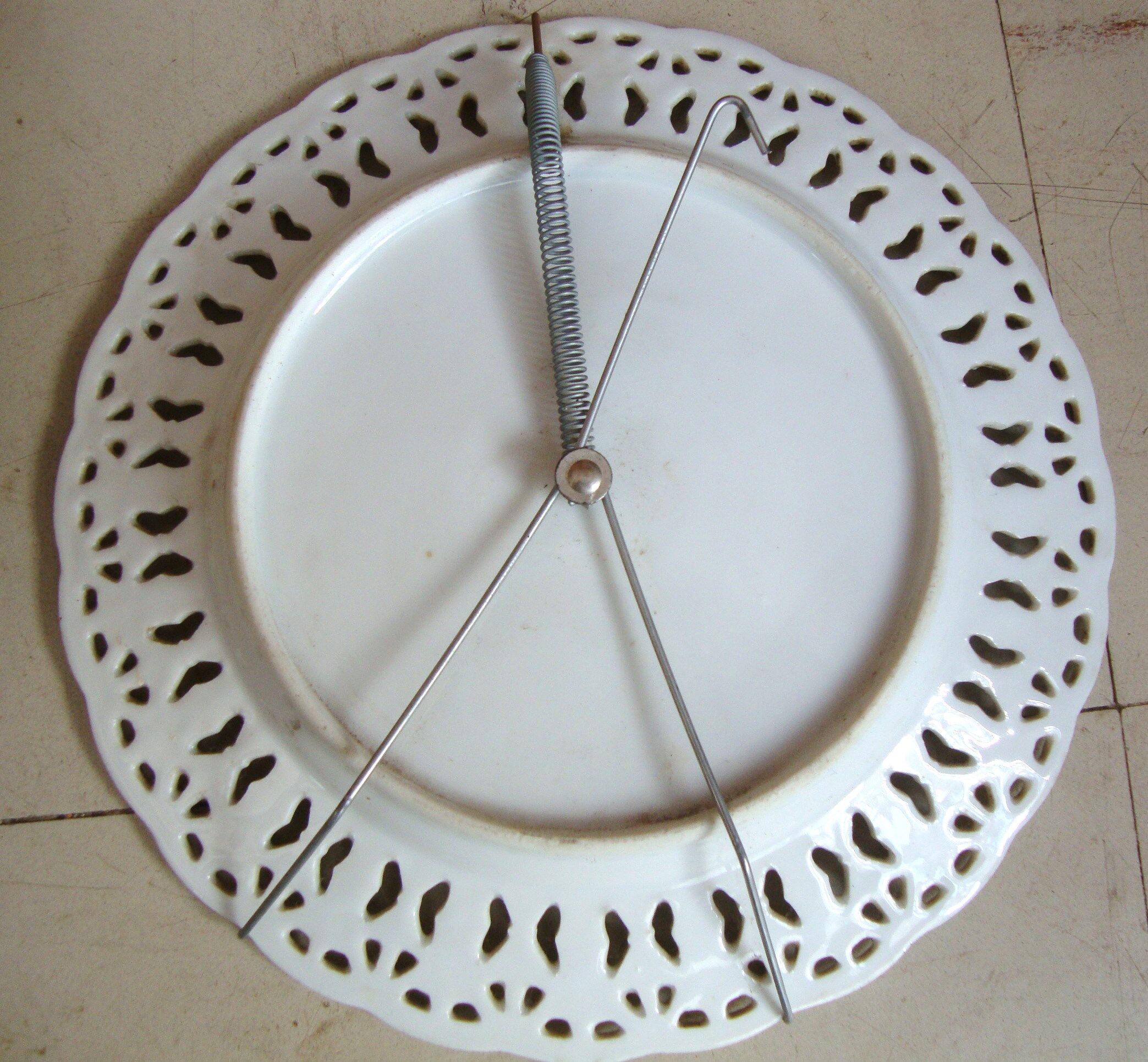 2 Assiettes décoratives à rebord ajourés
