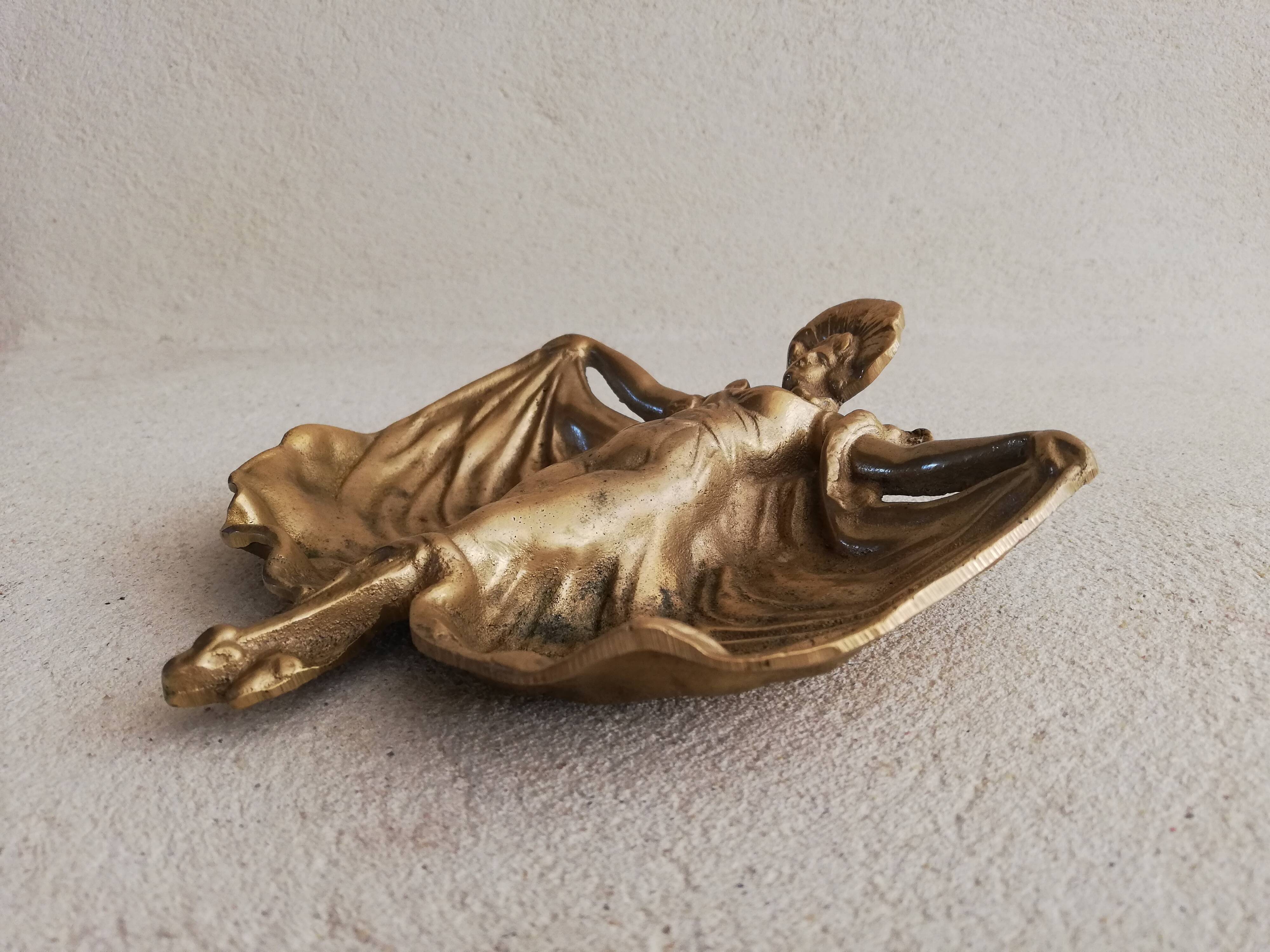 Pocket vacuum regulated