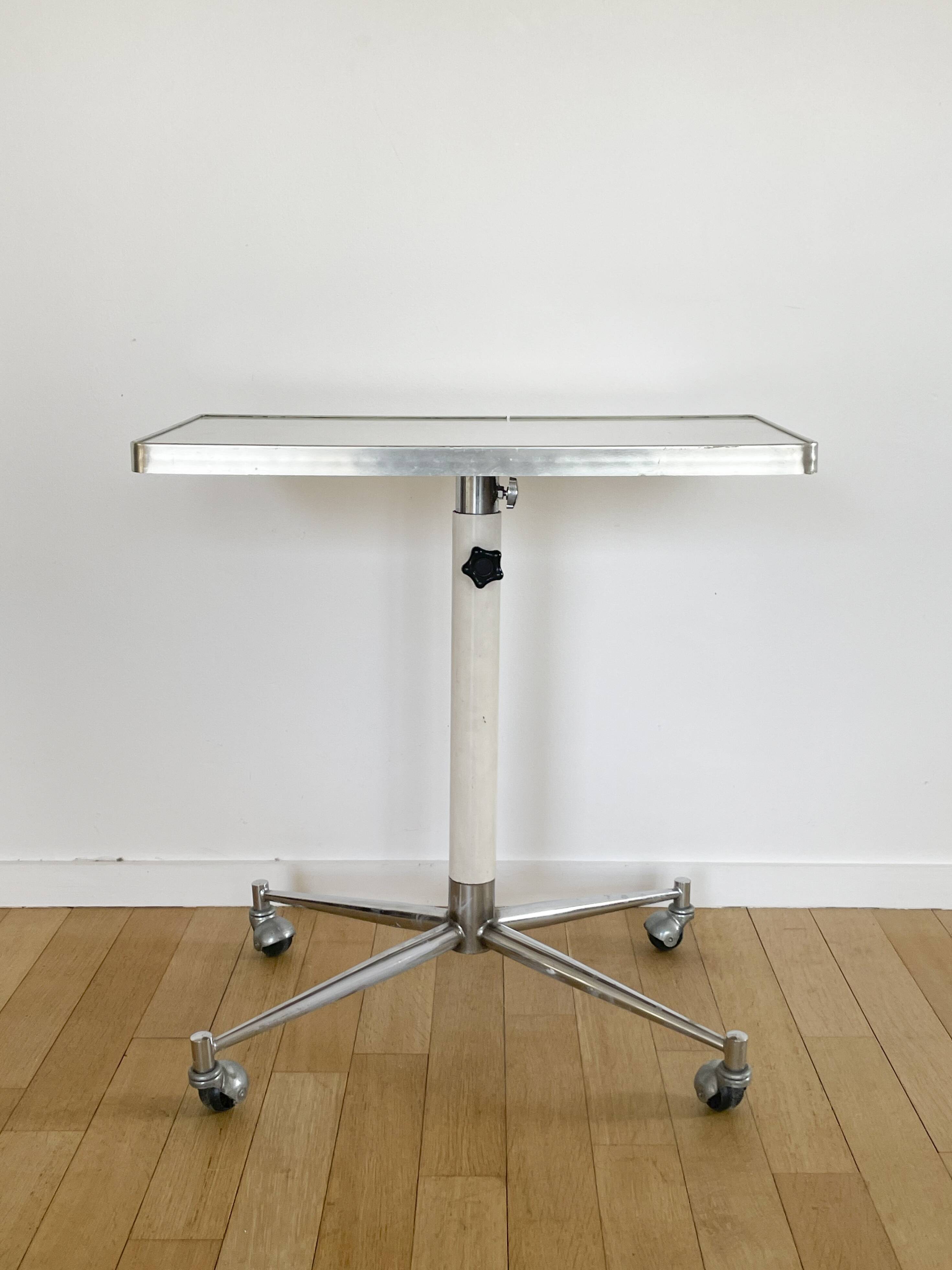 Tablet with chrome and white lacquered wheels