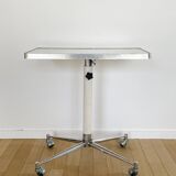 Tablet with chrome and white lacquered wheels