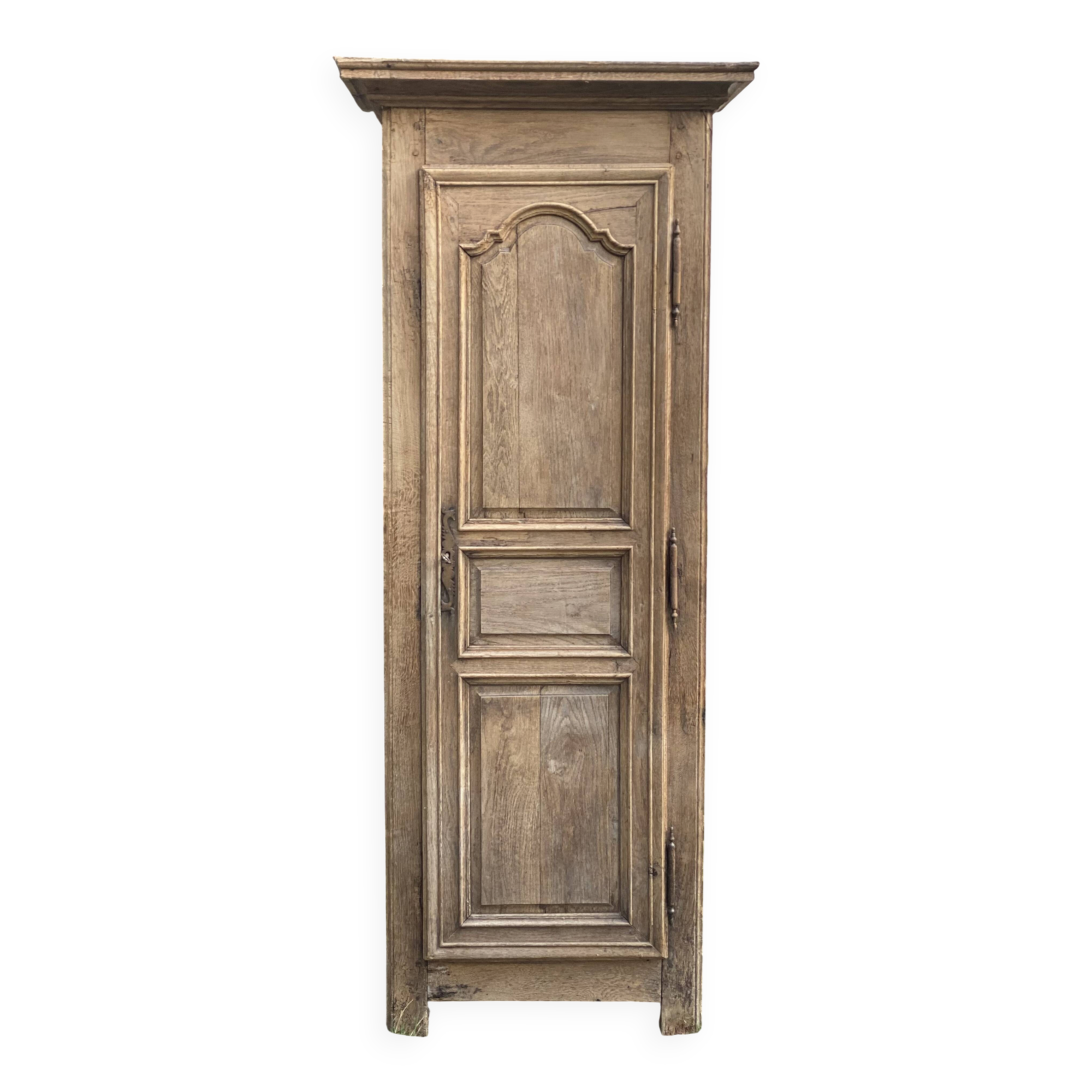 Eighteenth-century Parisian armoire with one bonnetière door in raw wood.