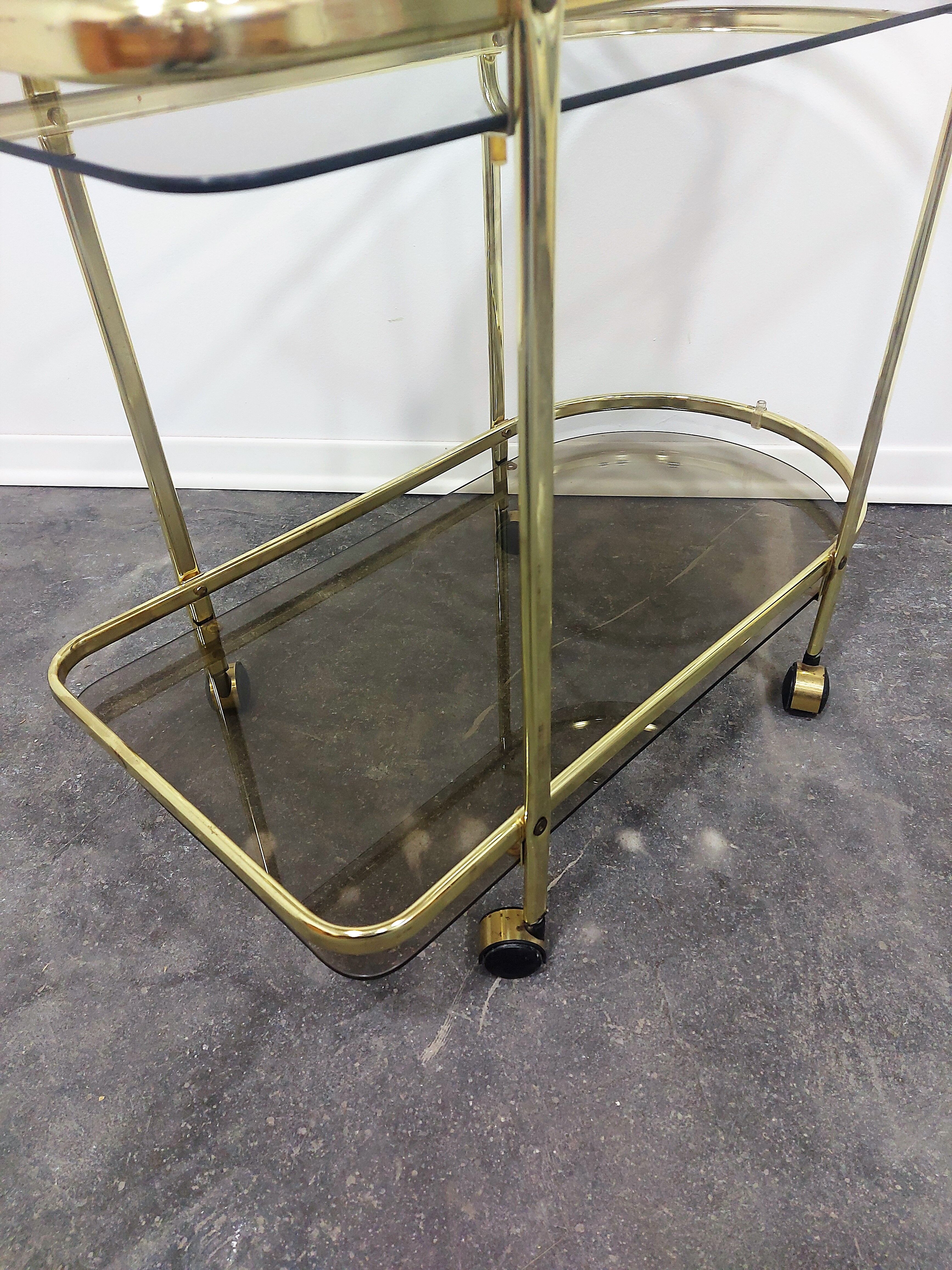 Desserte en laiton et verre fumé des années 1960