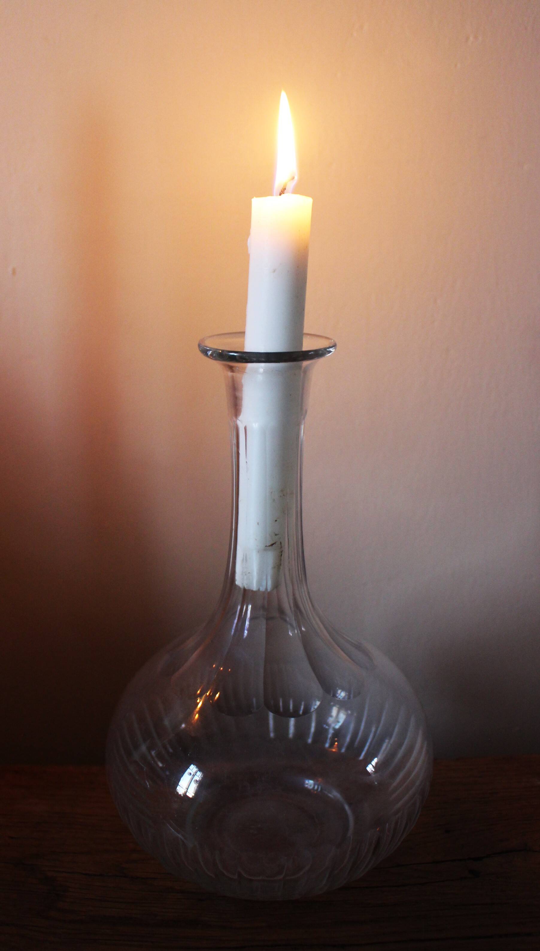 Glass carafe with round neck and fluted bellies