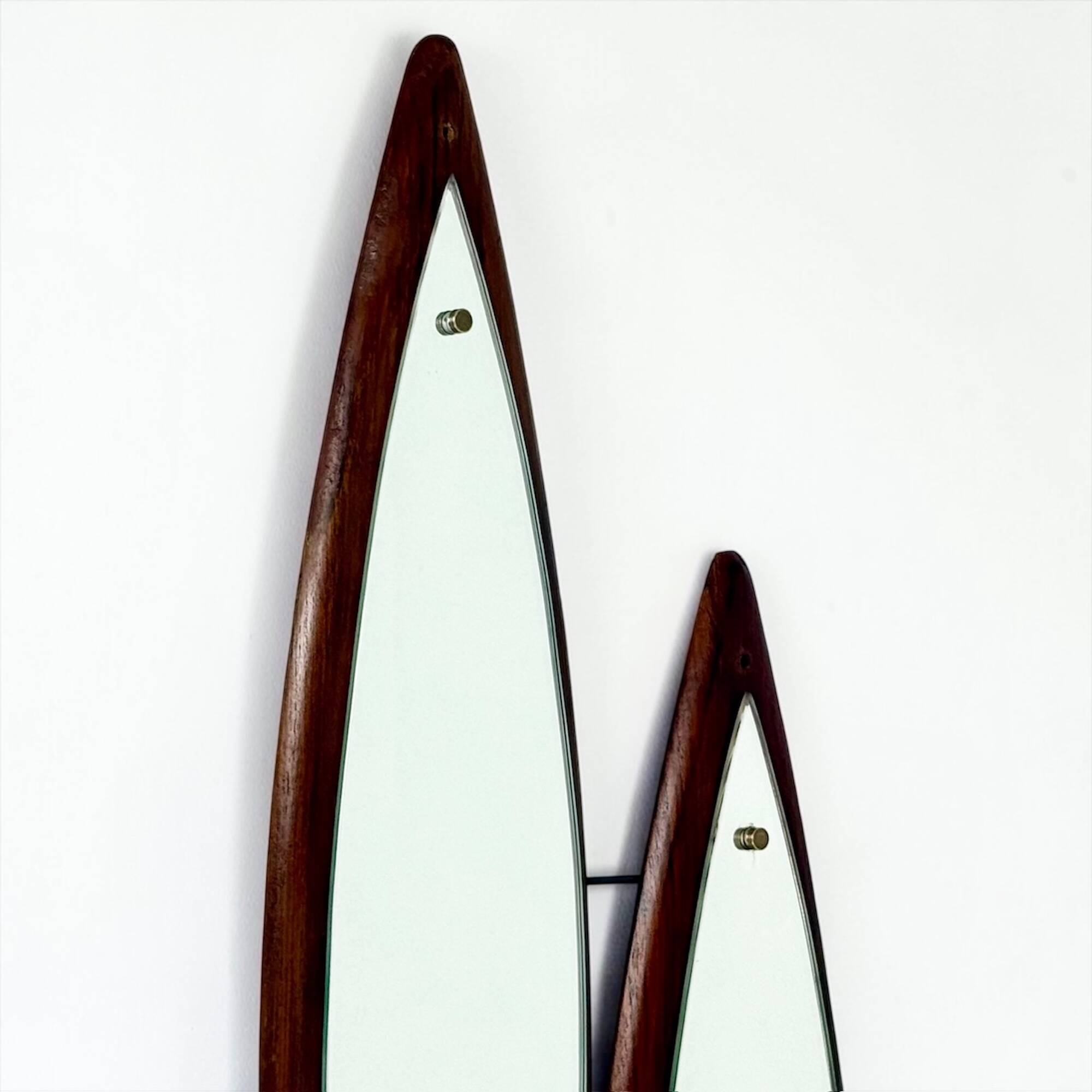 Italian sculptural wall mirror in wood from the 1960s.