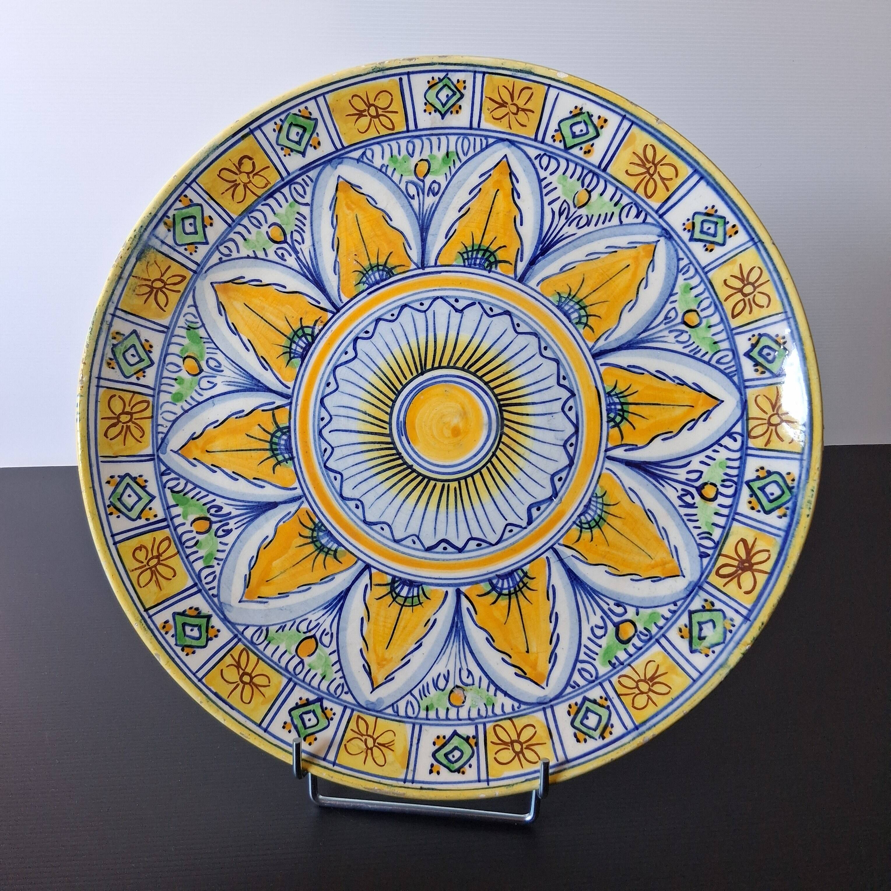 Very large serving dish / or fruit bowl in ceramic in very good condition.