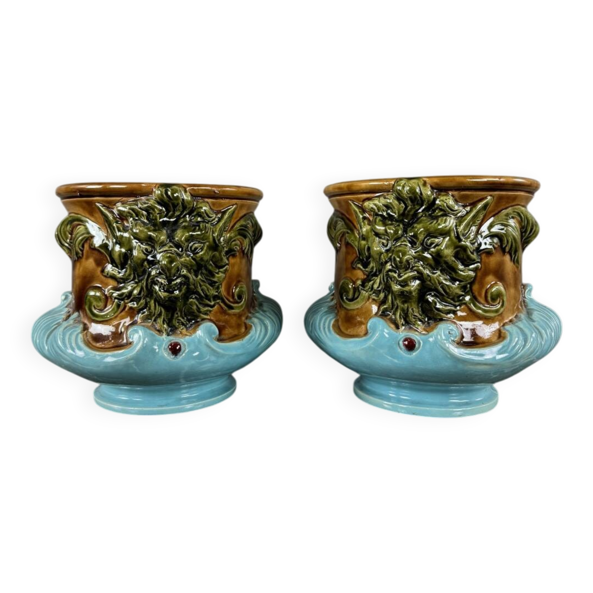 Paire de cache-pots en barbotine à décor de mascarons, XIXe siècle