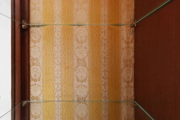 Rare vitrine Louis XVI en marqueterie avec lumière, France ca. 1850