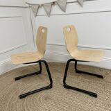 Chaise enfant appui sur table