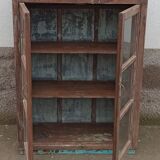 Armoire ancienne vitrée en bois avec fond métal