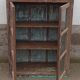 Armoire ancienne vitrée en bois avec fond métal