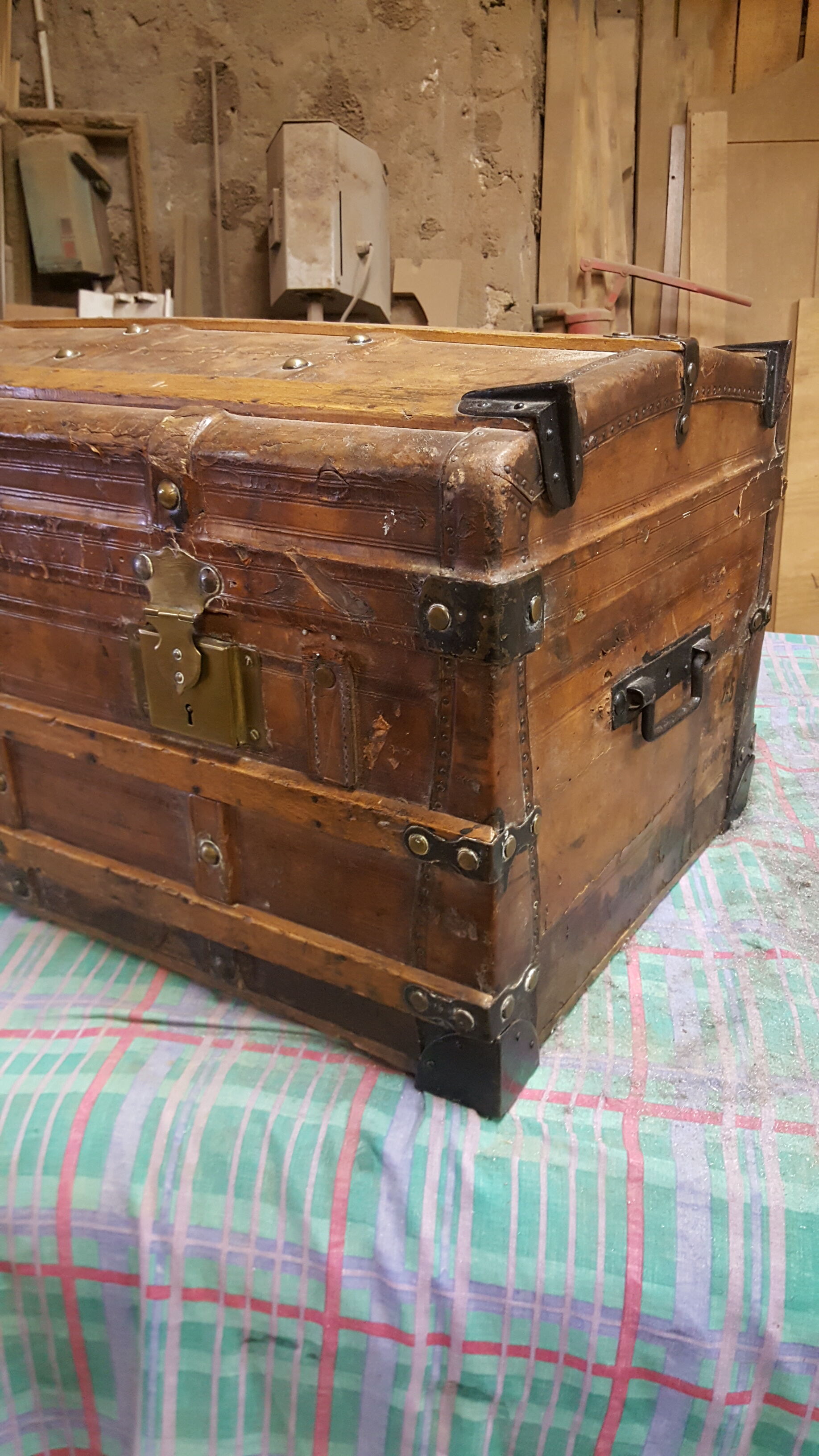Superb trunk leather trunk dating from the end of the XIX century in its juice