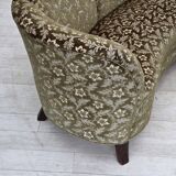 Canapé danois courbé 2 places des années 1960, velours d'ameublement vert, bois de hêtre.