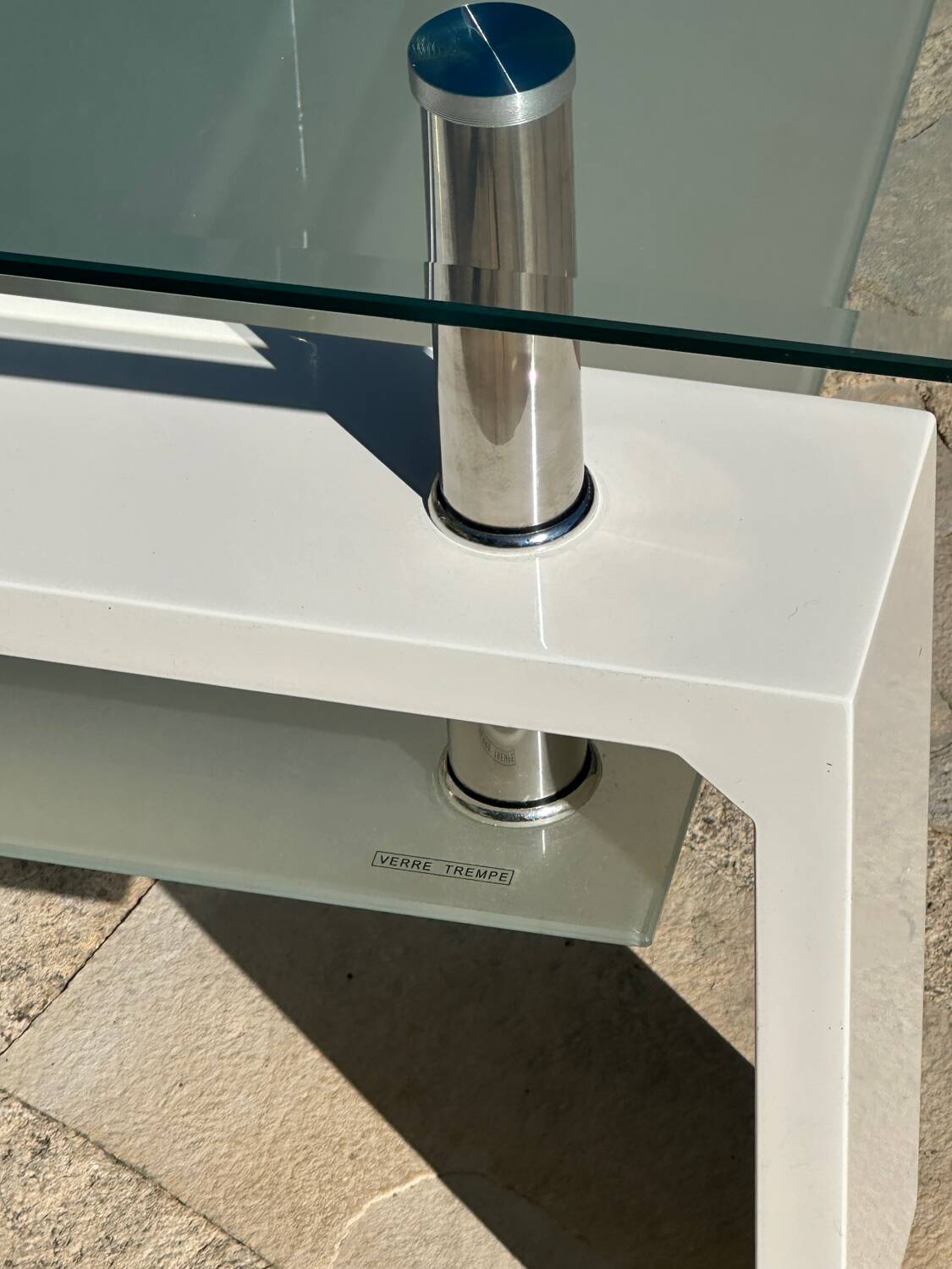 Coffee table in tempered glass and white metal.