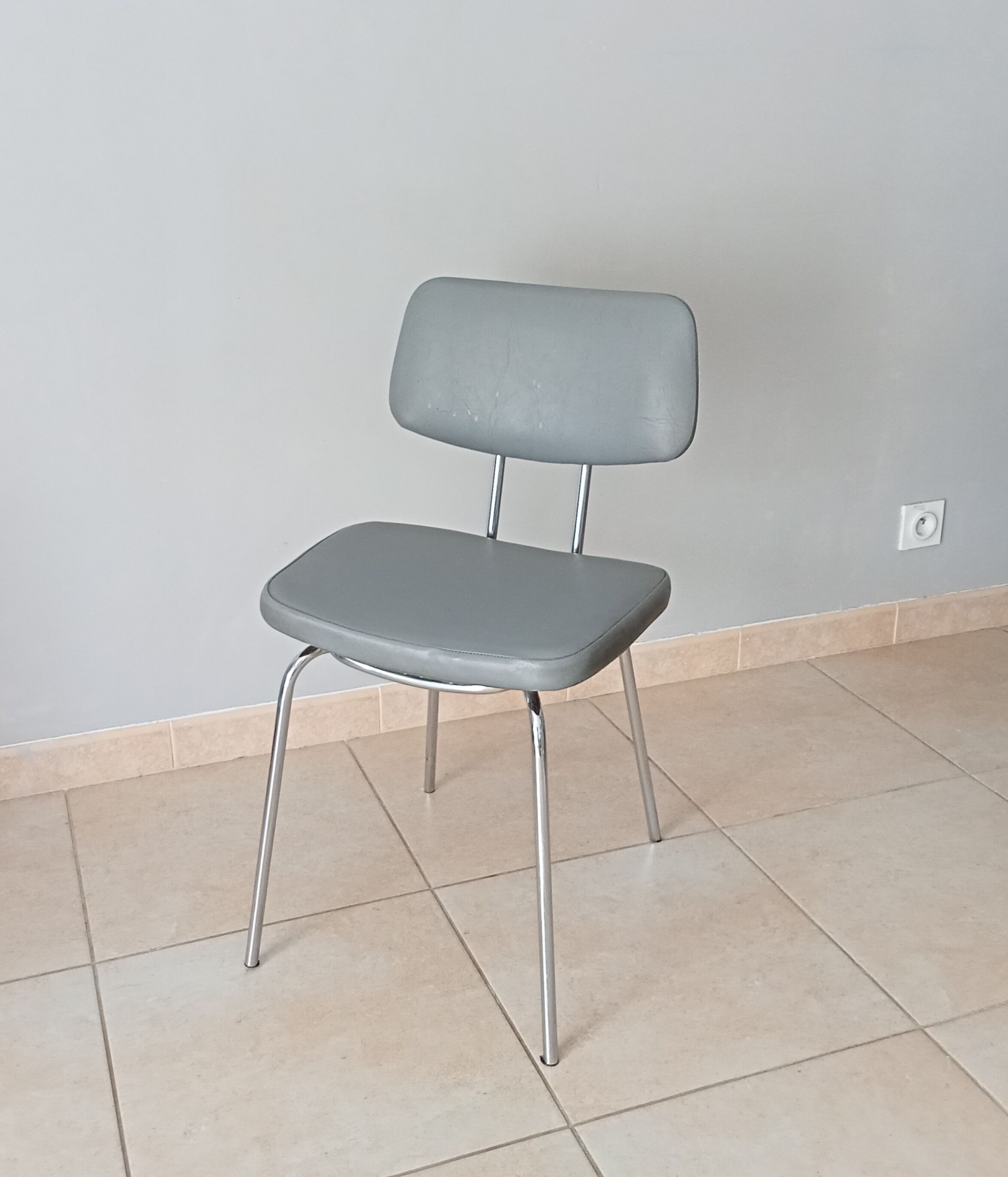 Vintage chair in skai and chrome 1950s