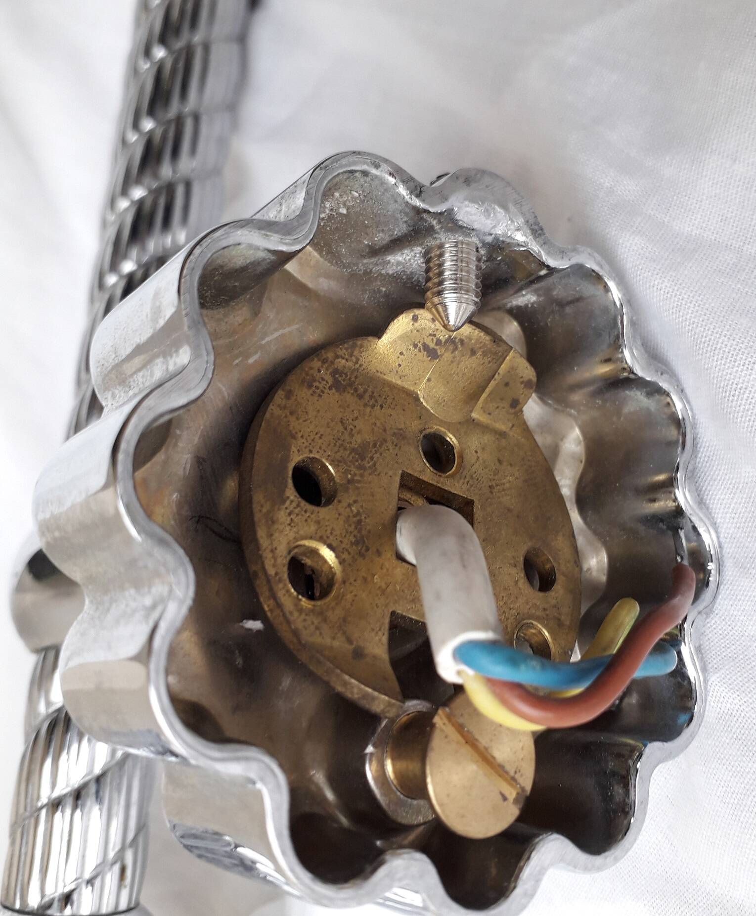 Paire d'appliques en métal chromé et verre bullé