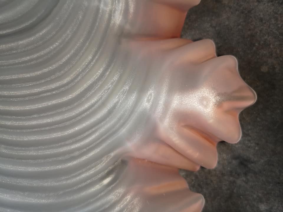 Suspension plafonnier ancien abat jour opaline rose dentelée forme mouchoir art déco 1930