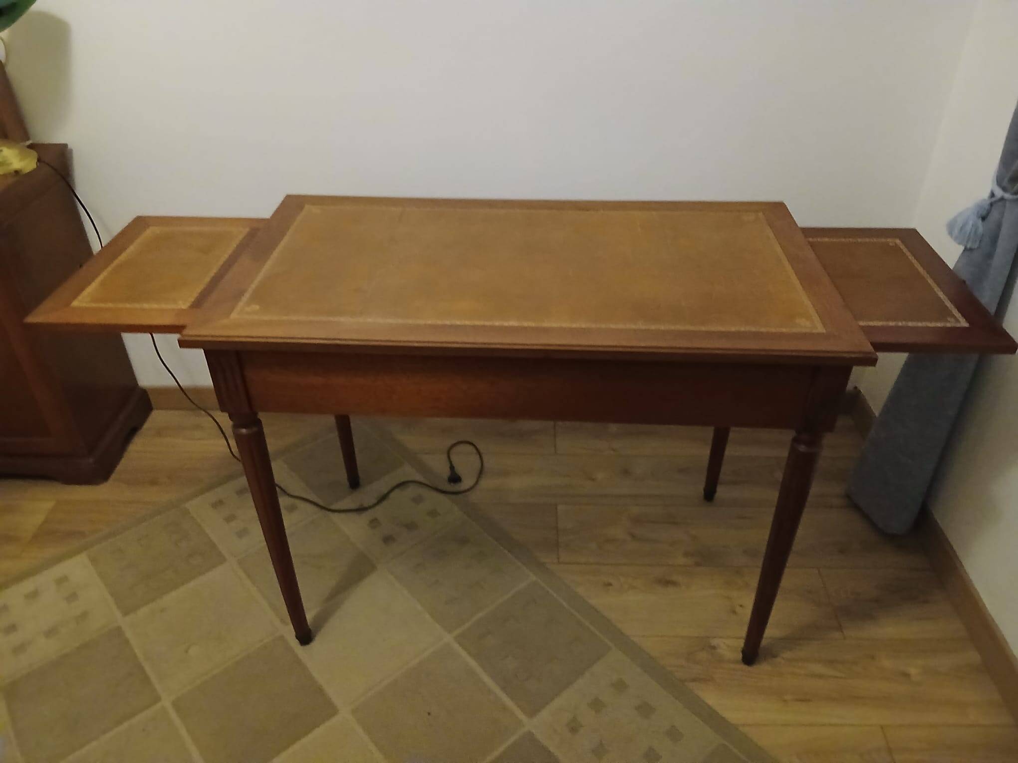 Bureau classique avec dessus en cuir – années 1930 à 1950