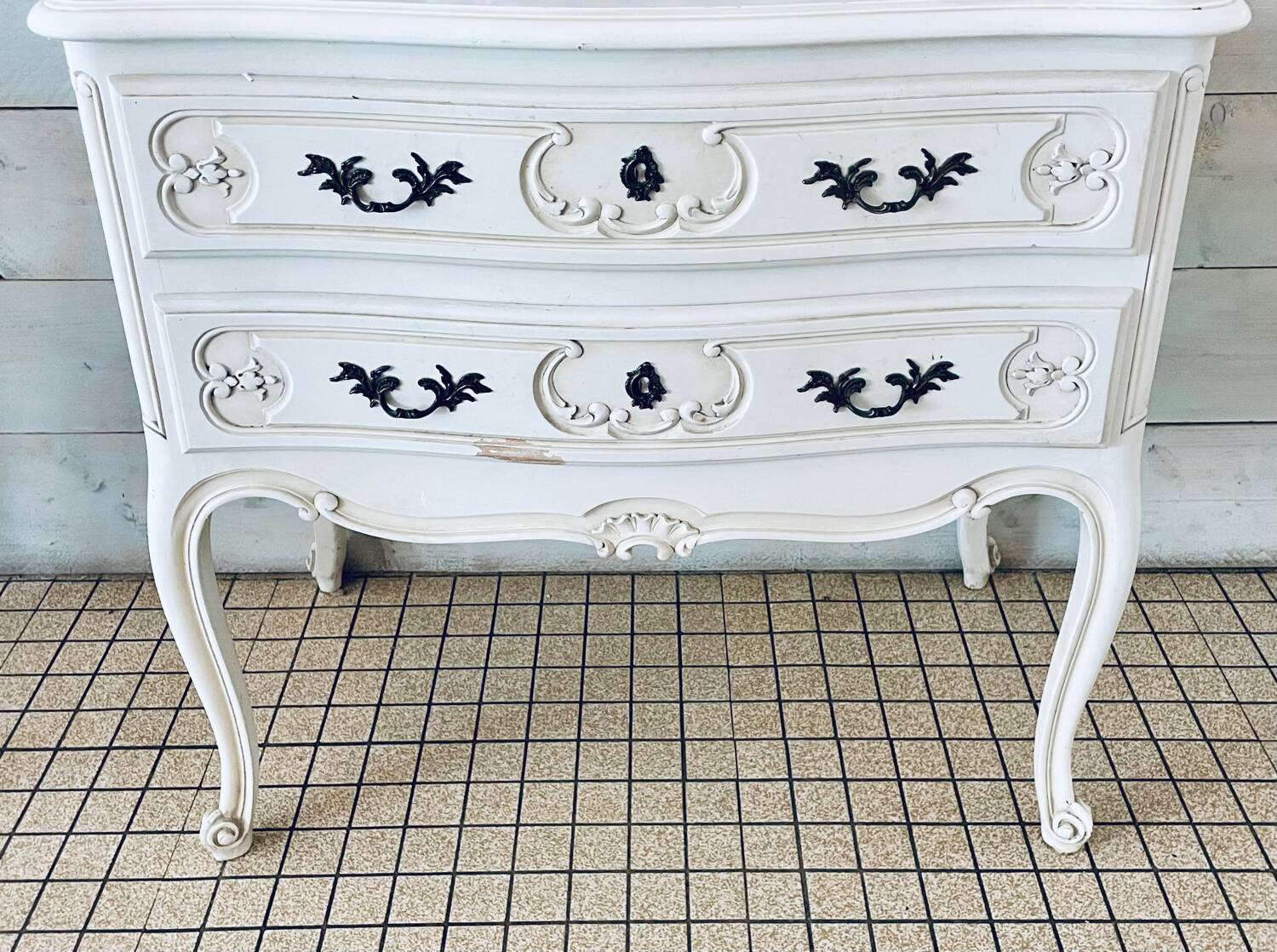 Neoclassical chest of drawers