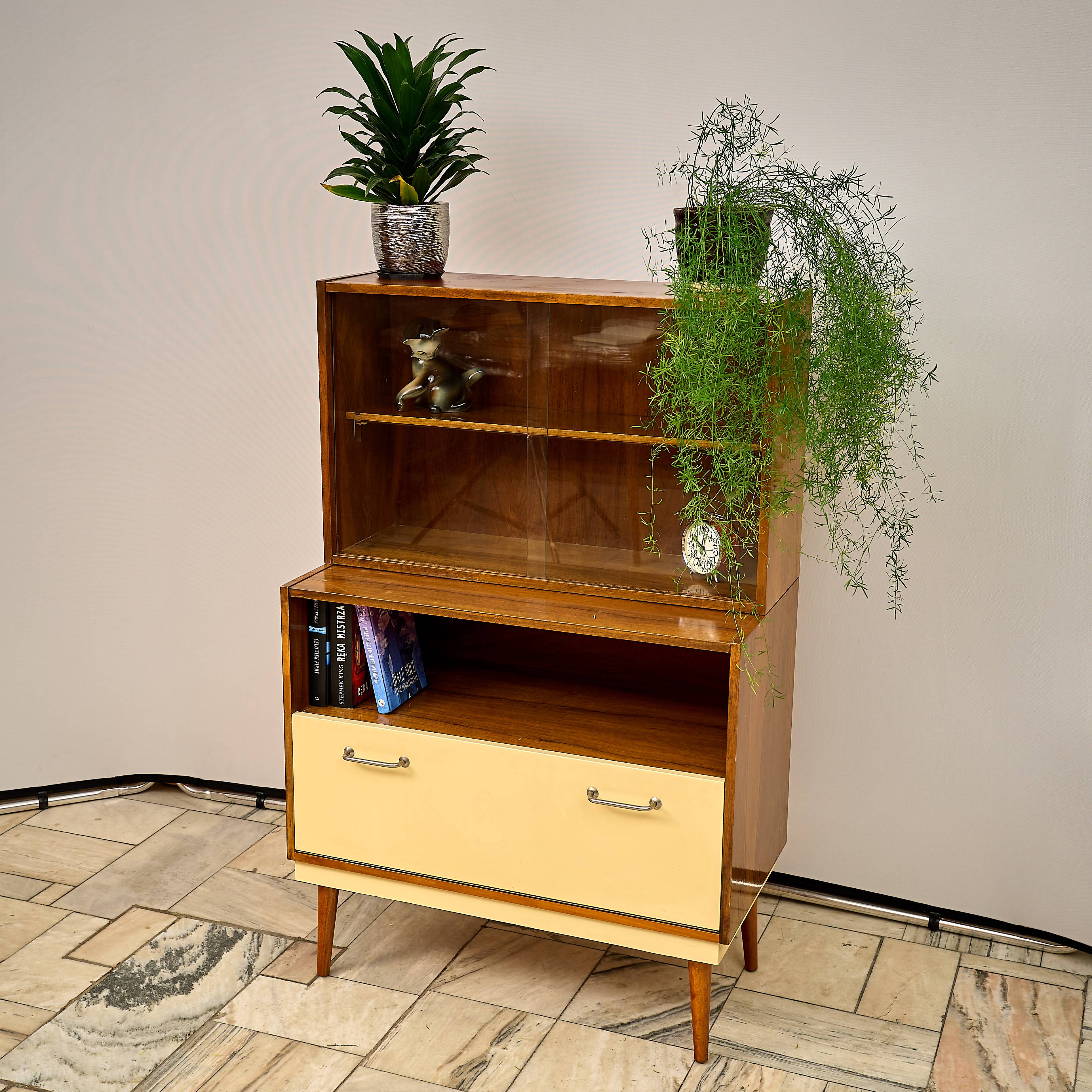 Vitrine du milieu du siècle des années 1960, Tchécoslovaquie