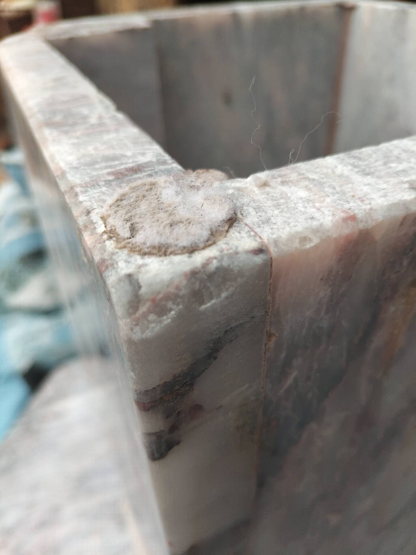 Sculptural coffee table in grey and pink marble – Vintage 1970s/1980s