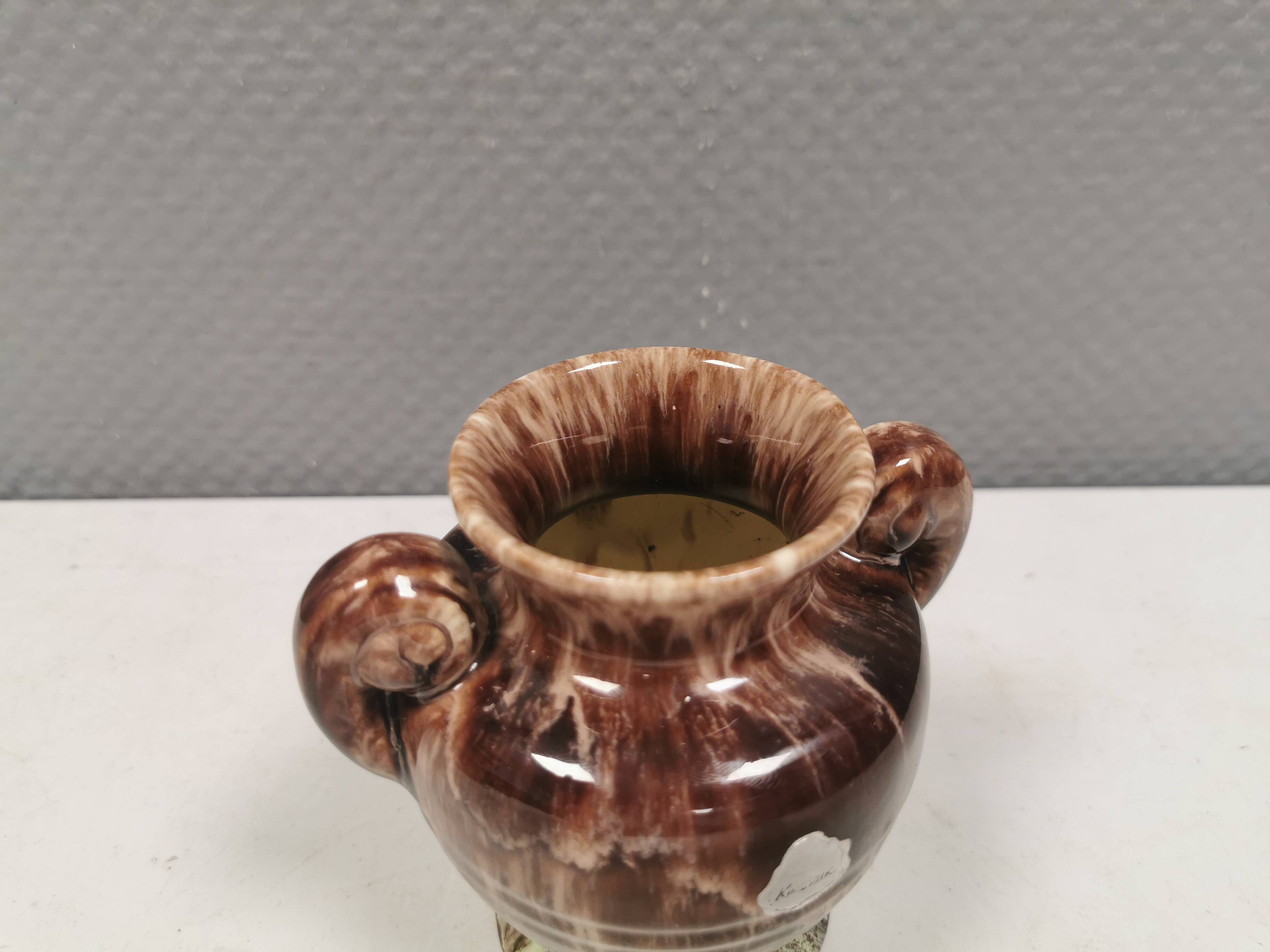 Petit vase à glaçure brillante de couleur marron/menthe et « oreilles » des années 1970, Suède