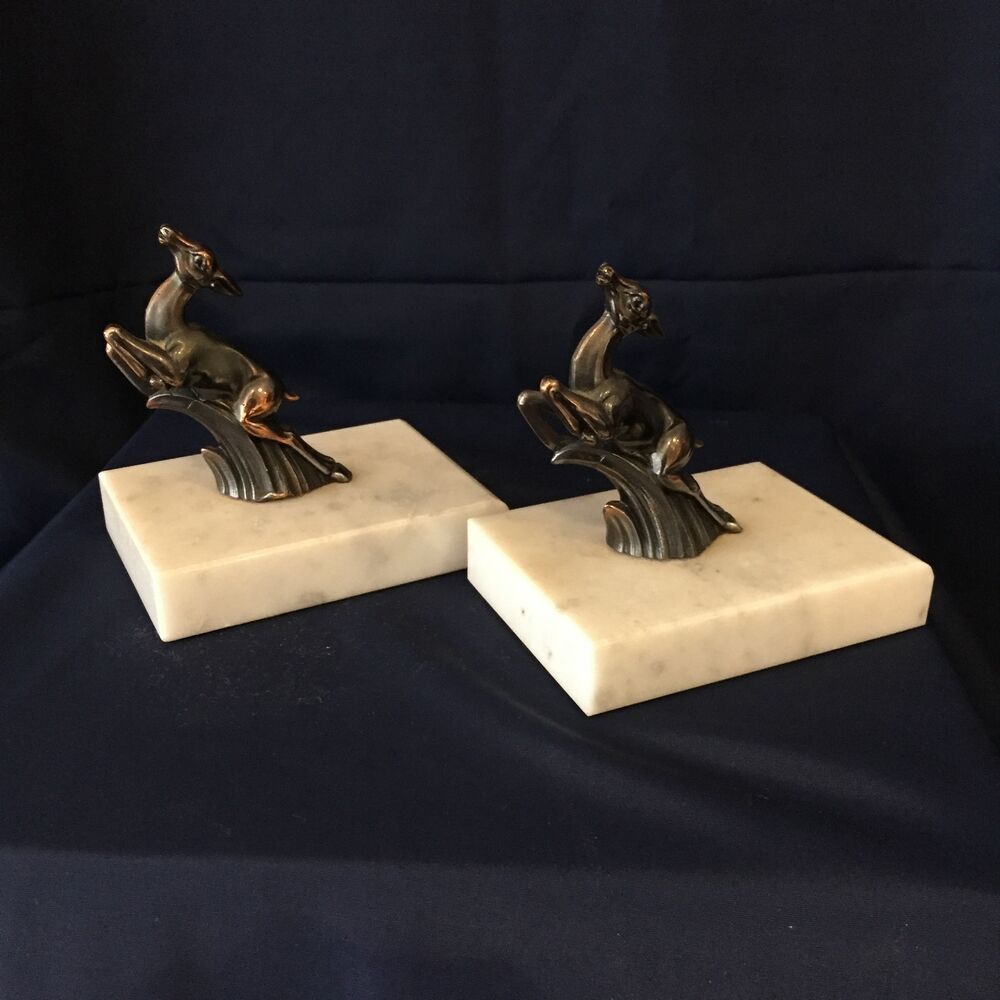 Paire de serre-livres art deco biches en regule socle marbre blanc veine de noir