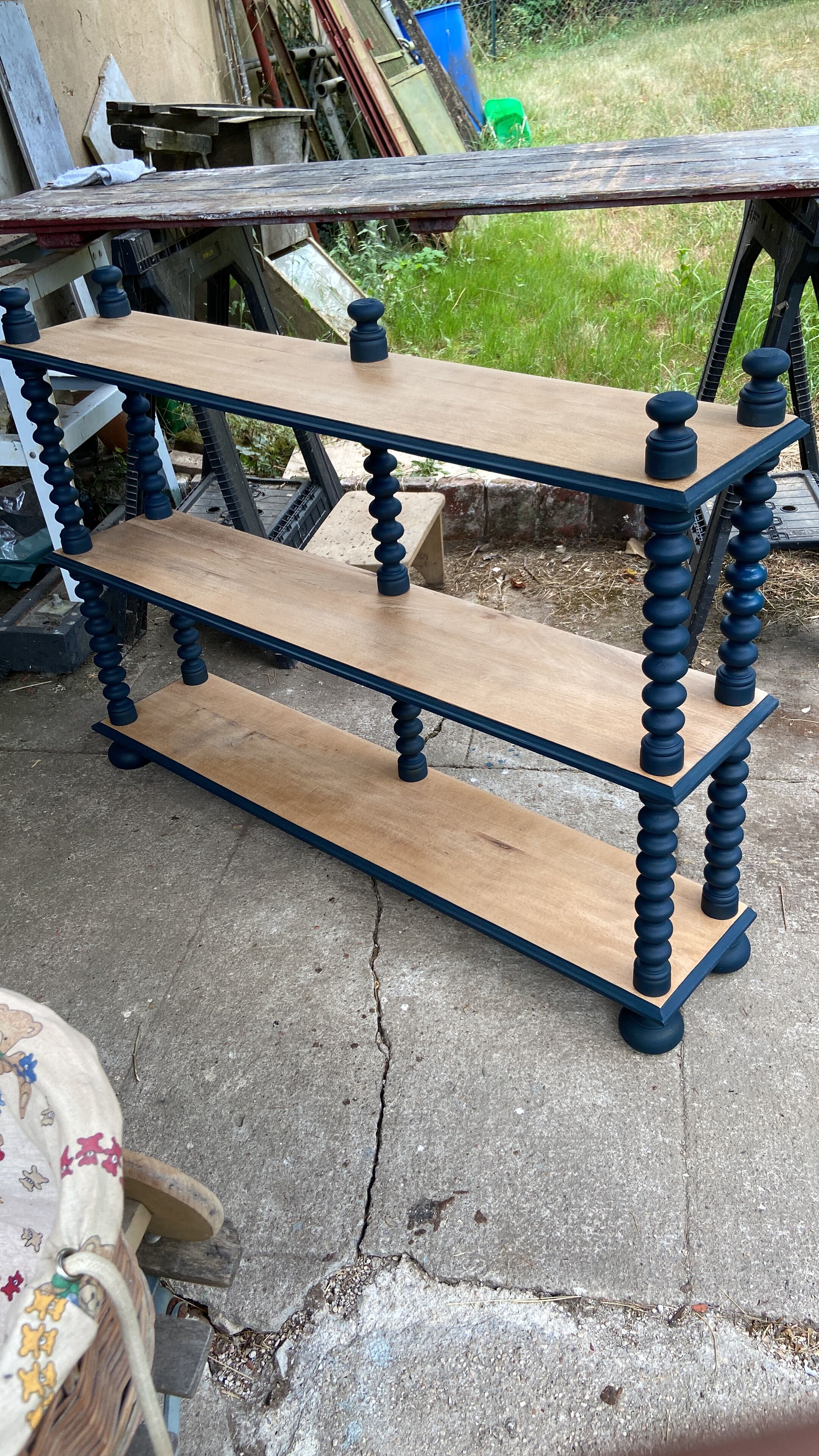 Floor on wooden legs