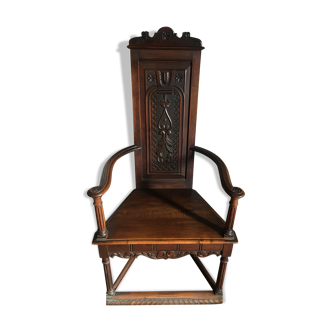 Walnut Renaissance-style caquety chair