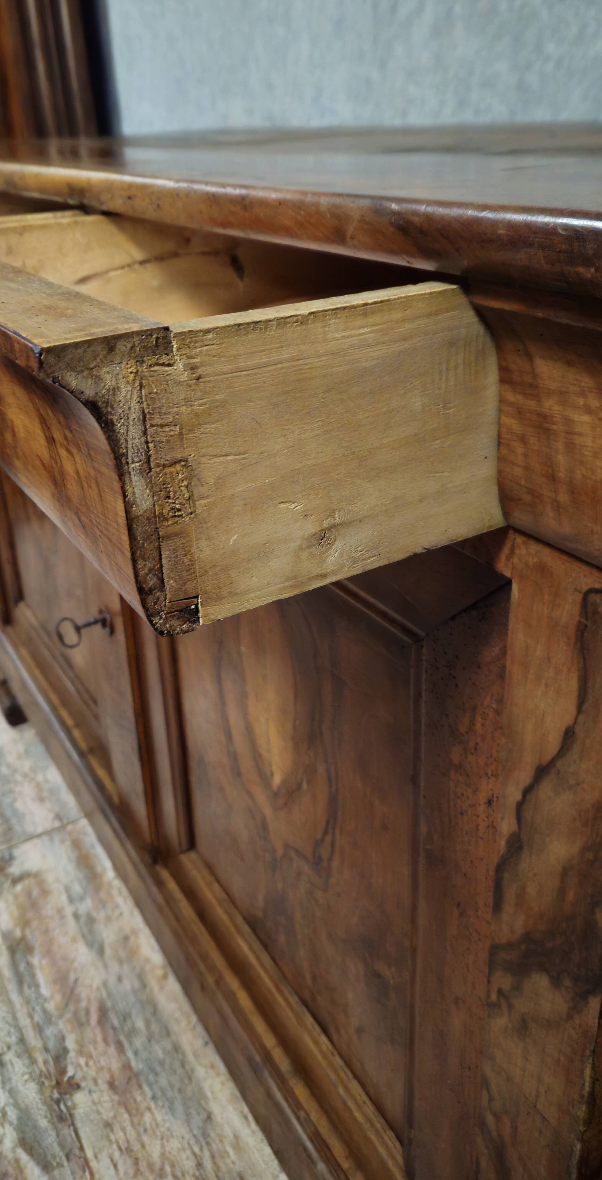 Buffet ancien époque Louis Philippe en noyer, XIXᵉ siècle