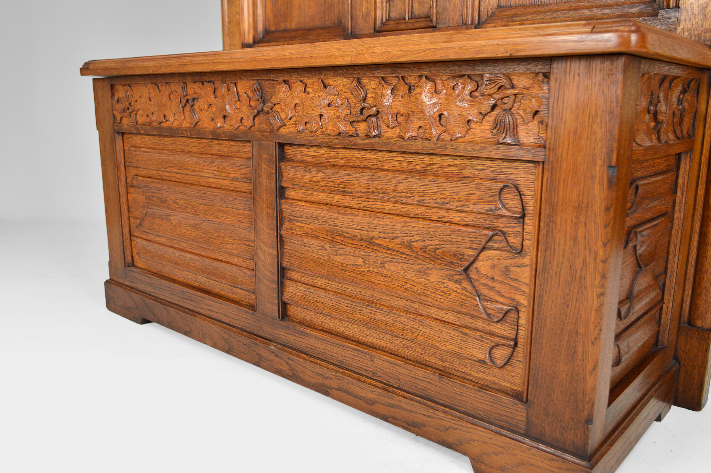 Banc coffre Gothique d'église en chêne sculpté, vers 1880