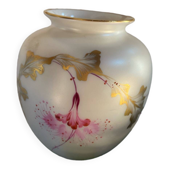 Vase en porcelaine nacrée peint à la main