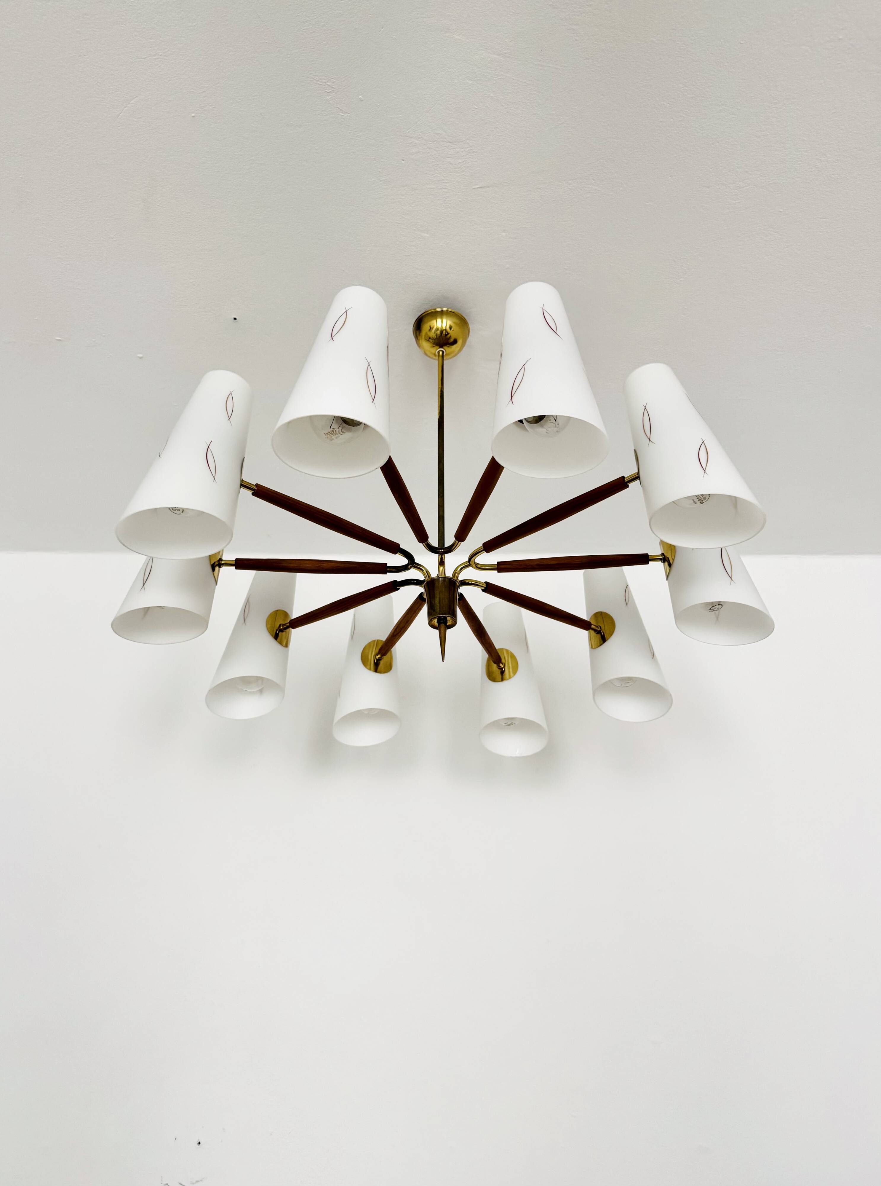 Grand lustre en laiton autrichien de style mid-century moderne par Rupert Nikoll