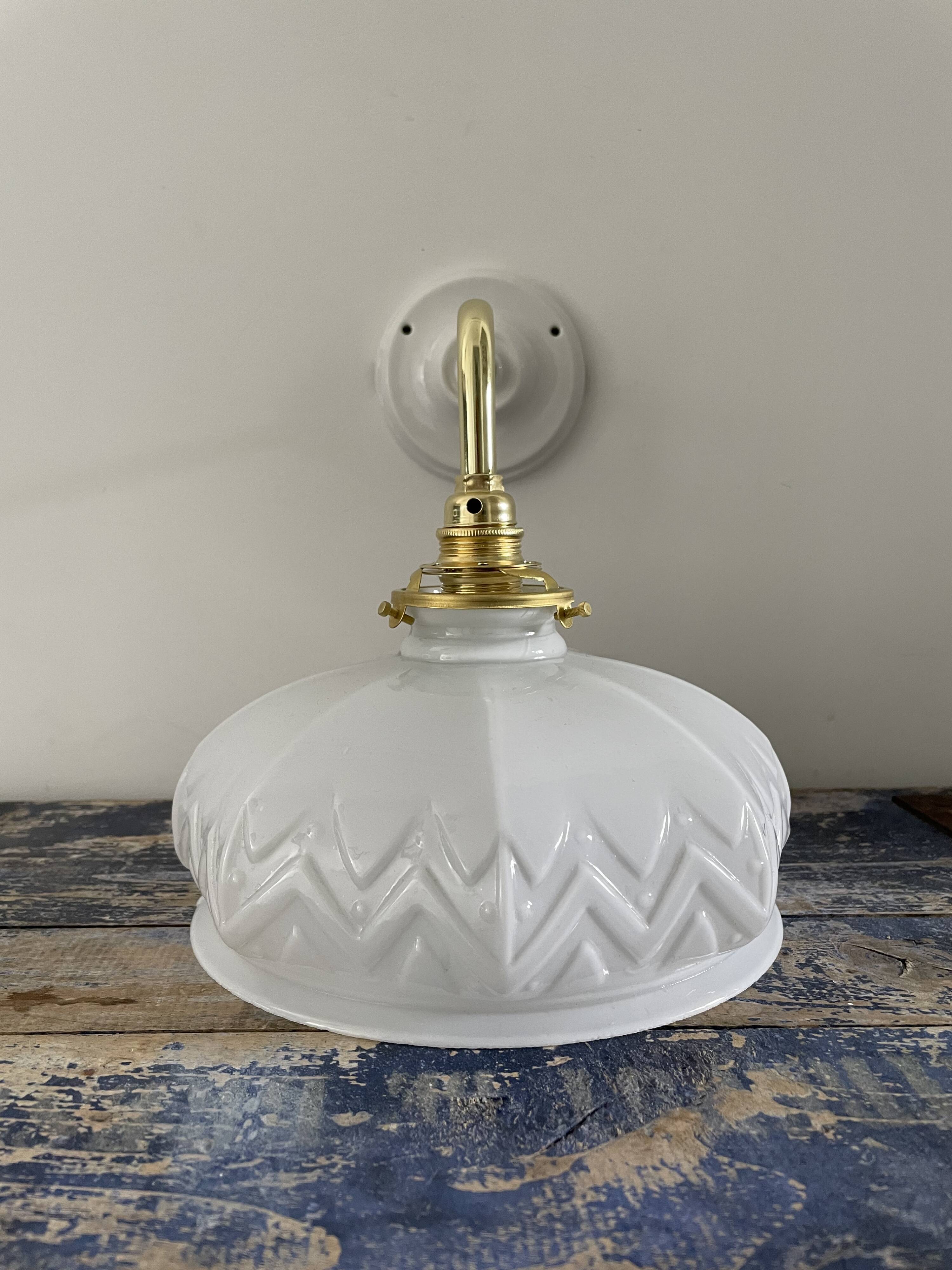 Applique vintage en opaline blanche