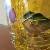 Vase en verre jaune, peinture craquelée, motifs raisins