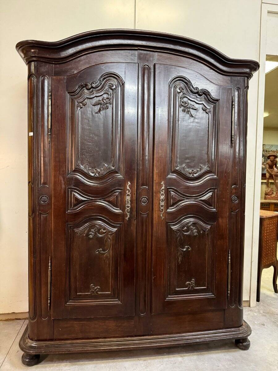 Alsatian wardrobe from the Louis XIII period in solid walnut.