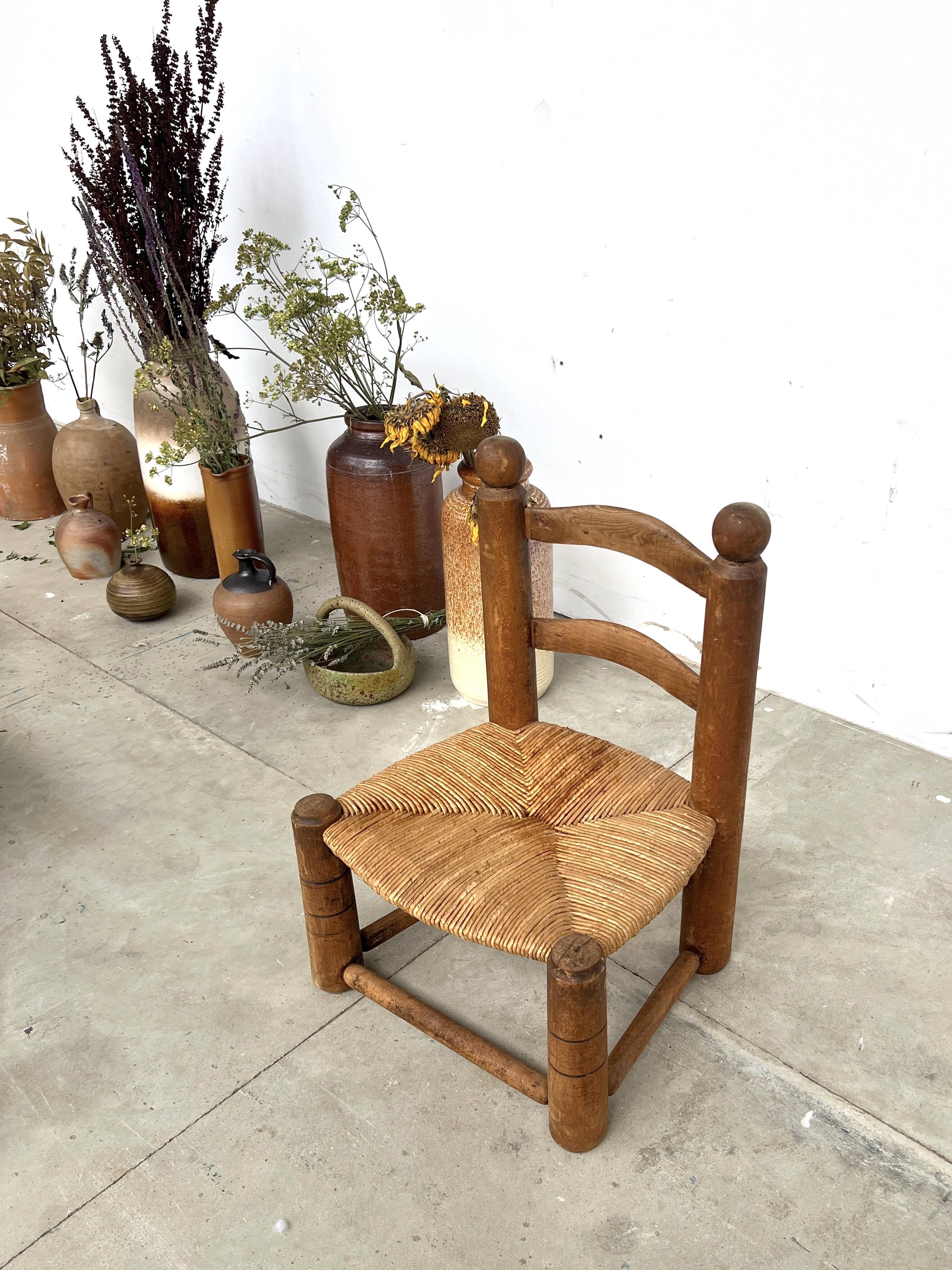 Brutalist chair in wood and straw