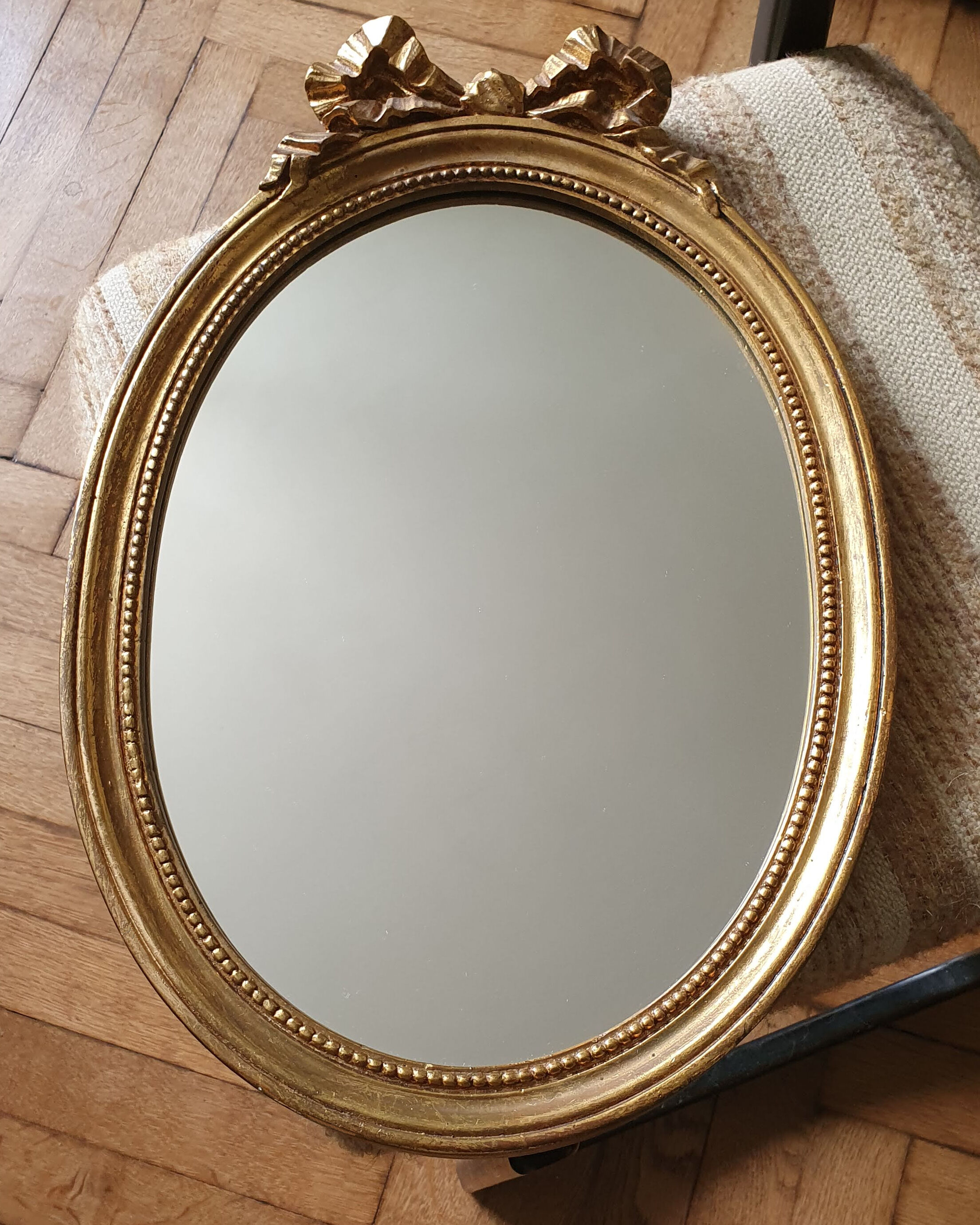 Oval mirror in wood and stucco 33x49cm