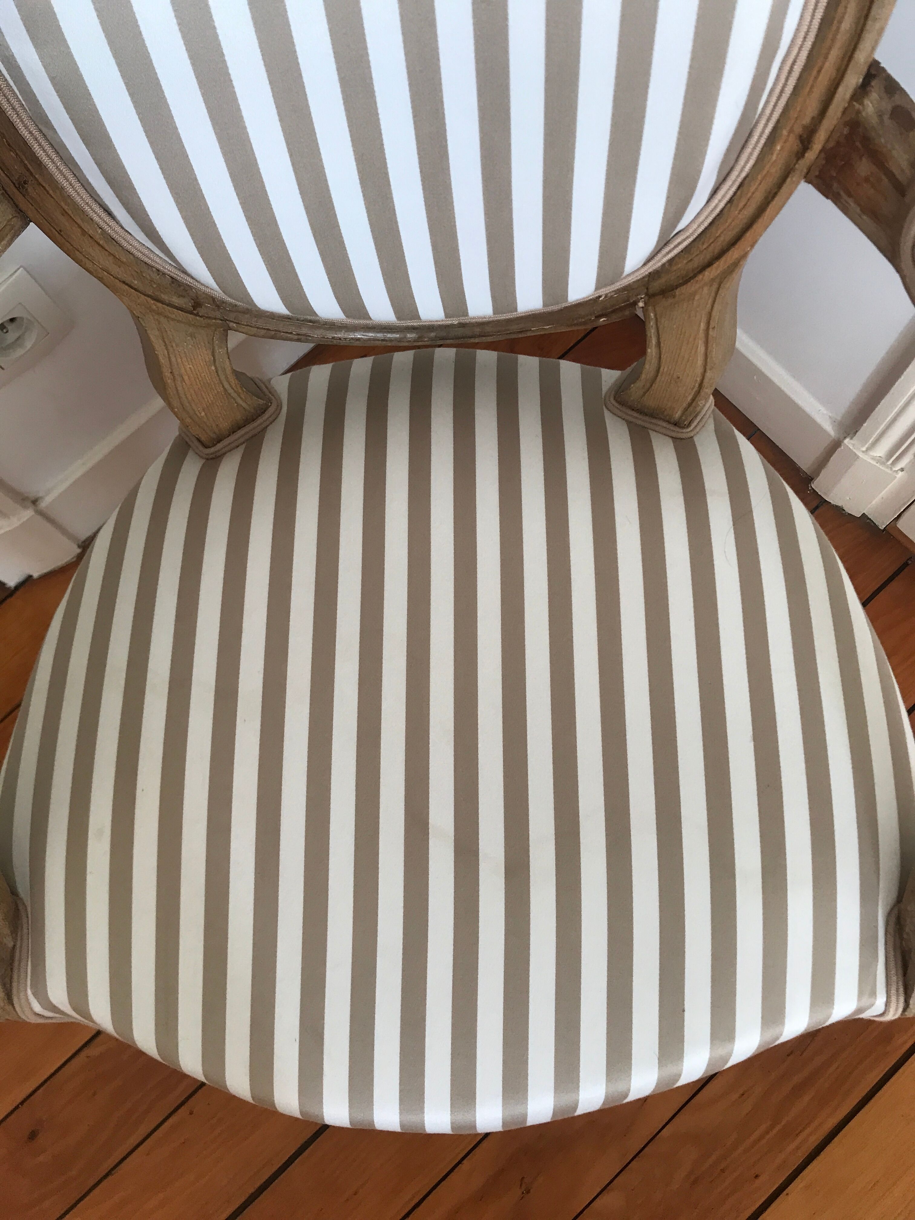 Paire de fauteuils à médaillon époque Louis XVI
