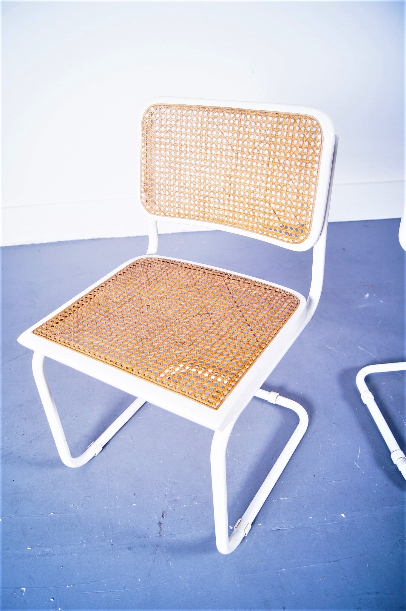 Set of 2 italian white cantilever chairs by Marcel Breuer