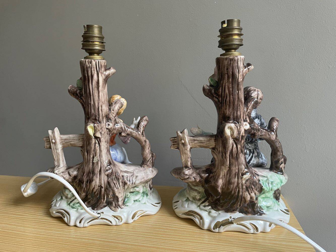 Paire de lampes de table en porcelaine italienne par Capodimonte.