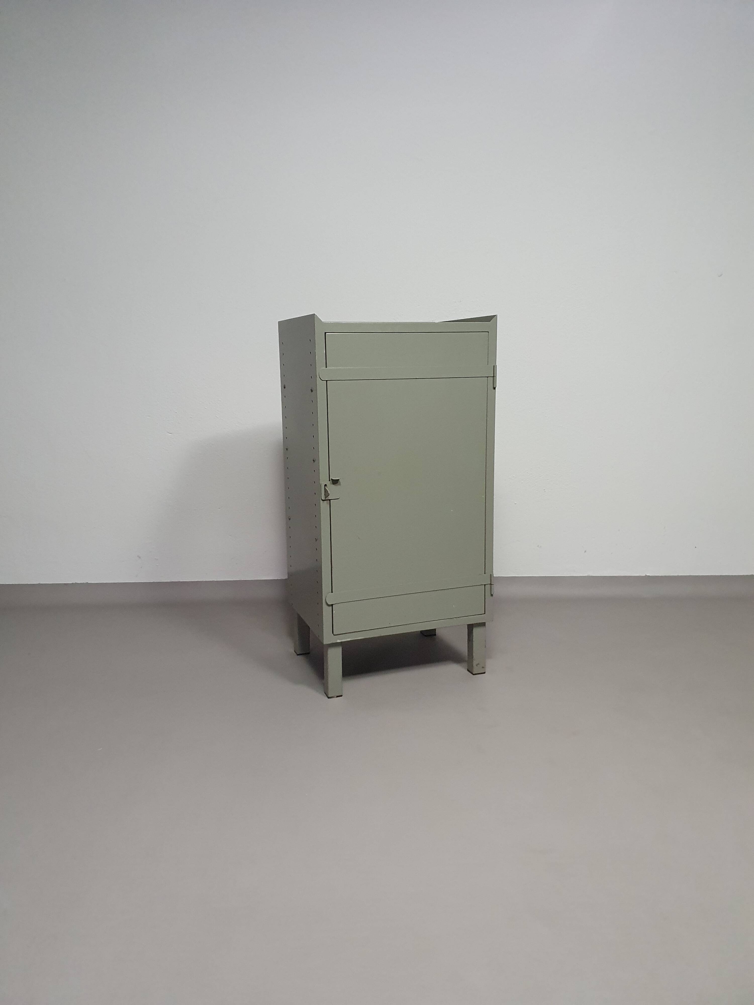 Casier en métal gris. Petit buffet industriel.